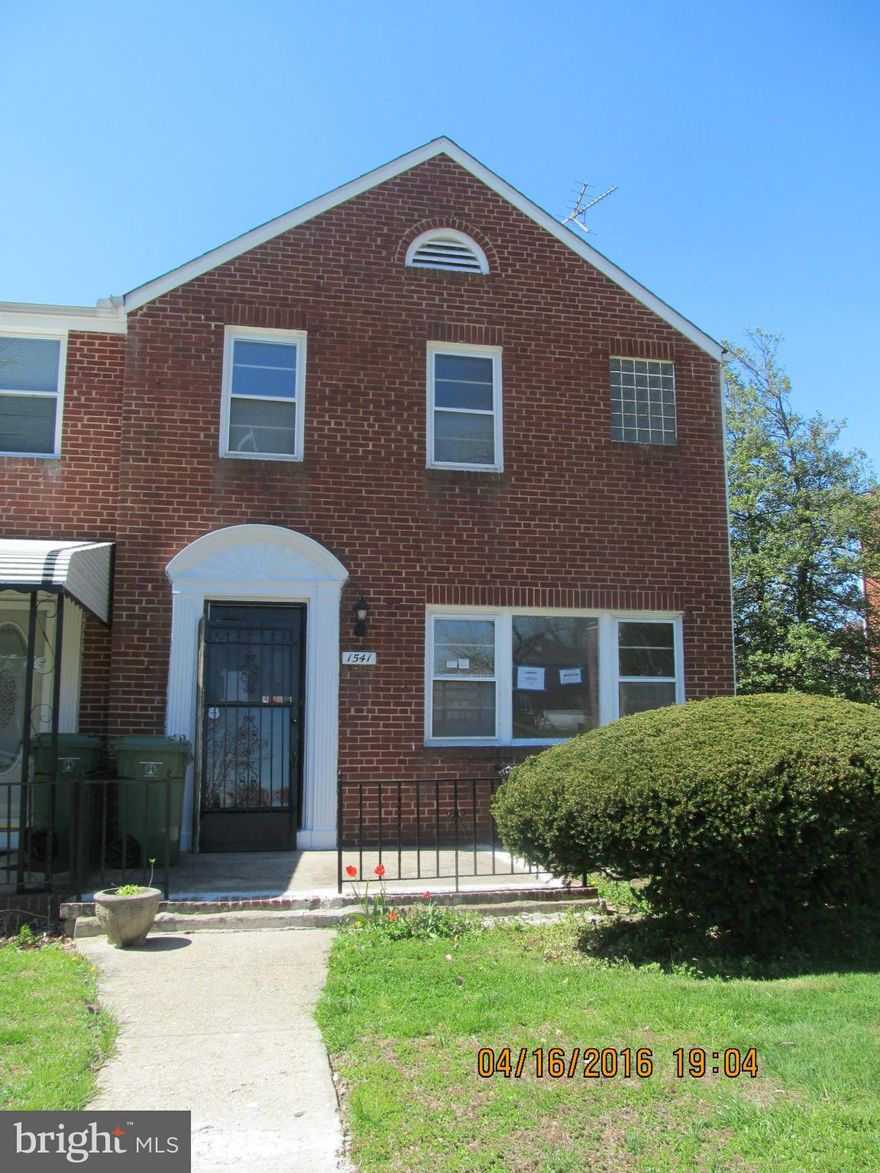 Tons of potential in this end of group townhouse. Above average room sizes and floor plan. Huge basement and large backyard in time for summer.