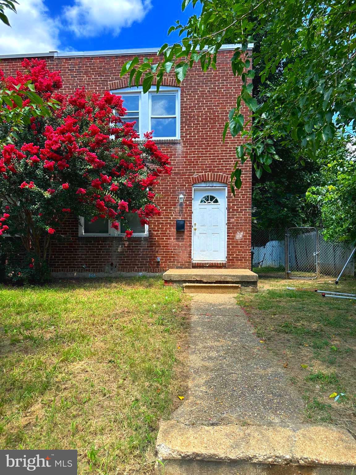This end unit row home comes with 4 bedroom 2 full baths, central AC, wall to wall carpet, freshly painted, unfinished basement and a spacious back yard