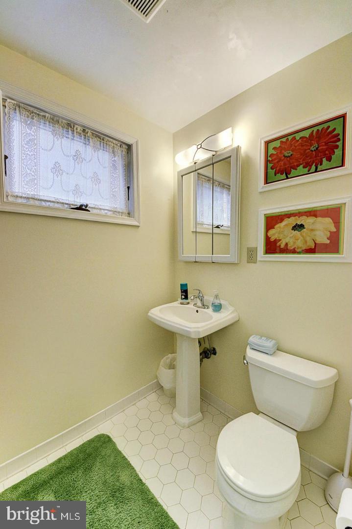 KINGS MANOR - Residential Lease