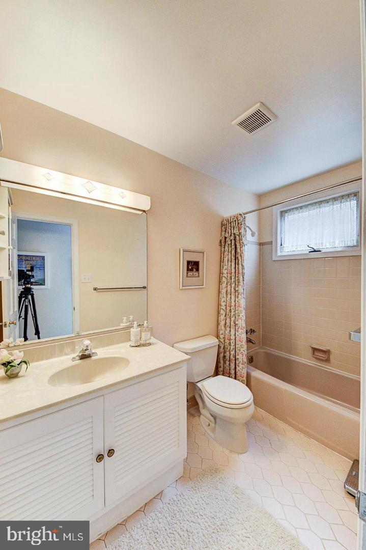 KINGS MANOR - Residential Lease