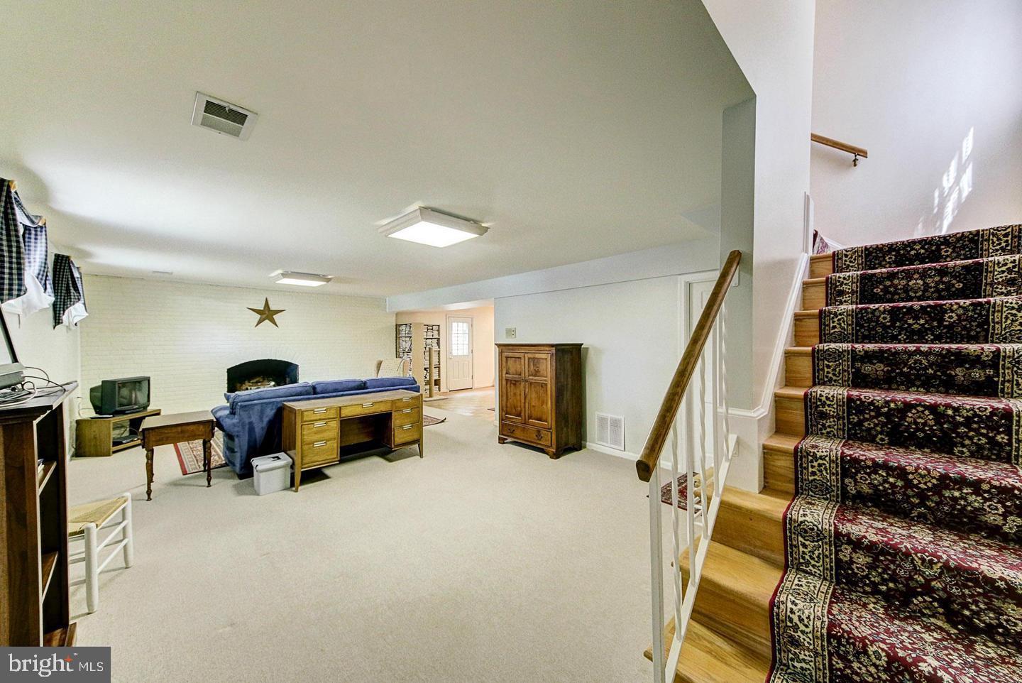 KINGS MANOR - Residential Lease