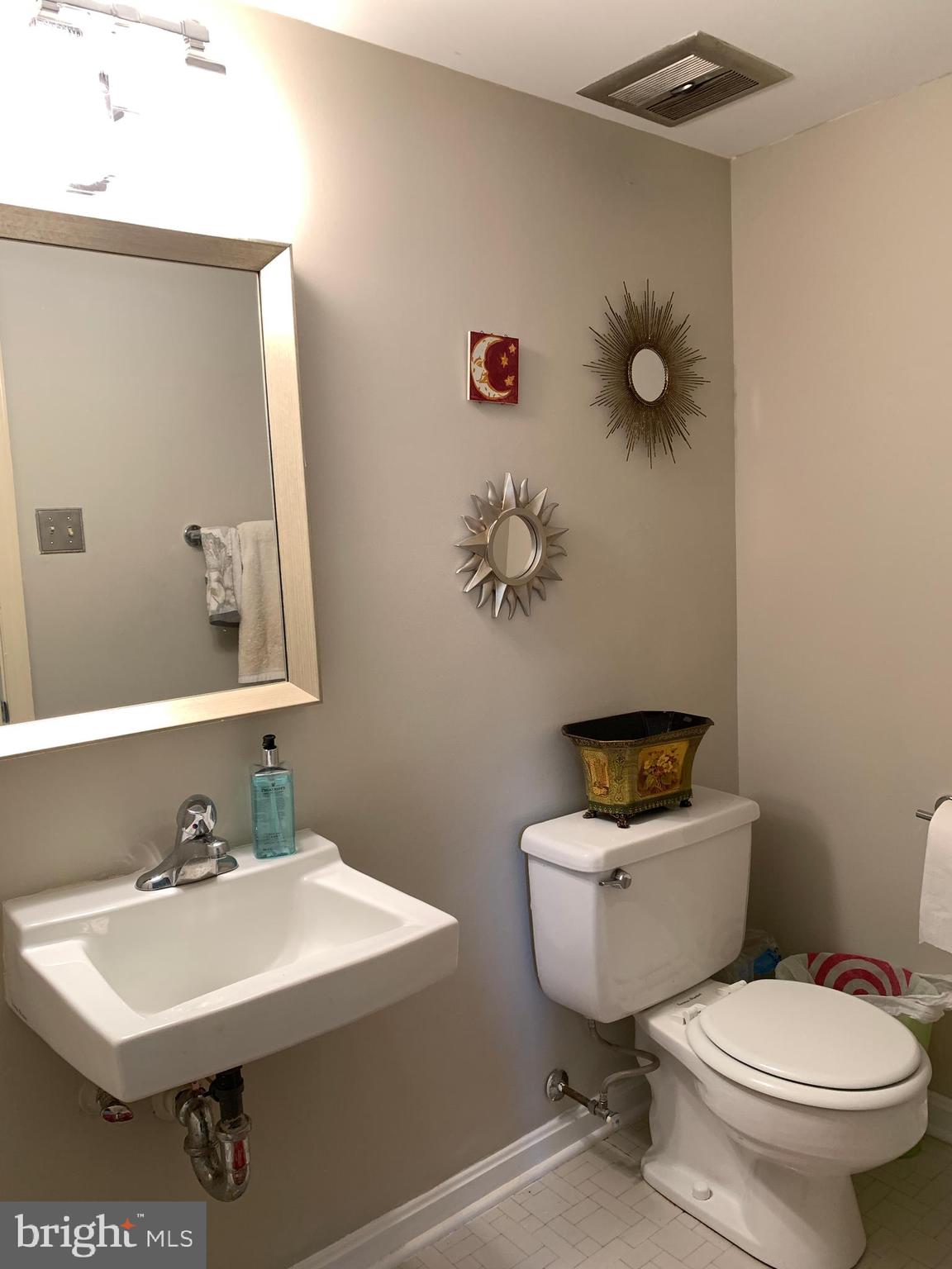 KINGS MANOR - Residential Lease