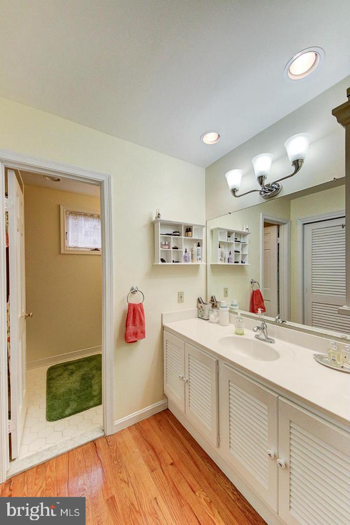 KINGS MANOR - Residential Lease