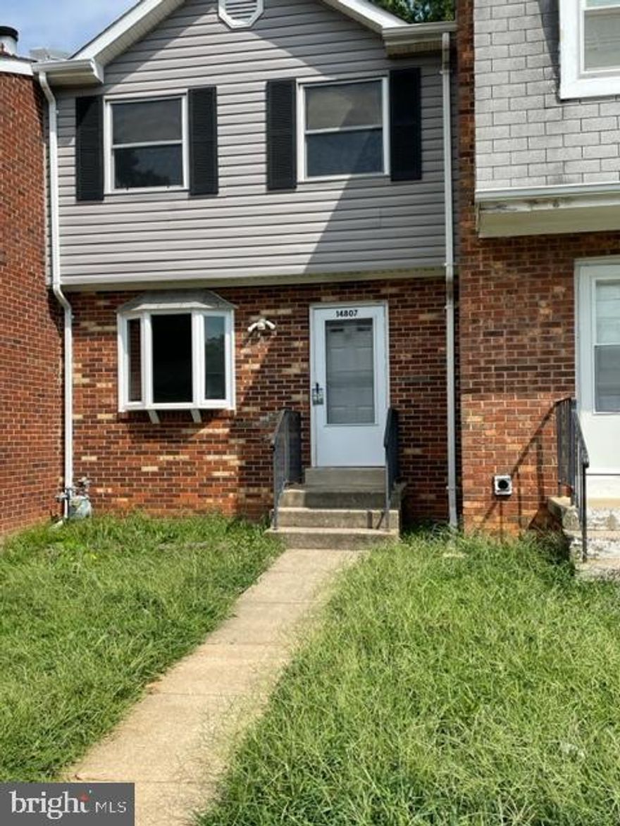 Great opportunity to rent a recently  renovated/ painted 3 level townhouse . 3 bed and 2 full baths on the upper level, One bed and a full bath in the walkout basement. Large patio and fenced rear. Front yard.
Large living room , kitchen and Breakfast area on main level.