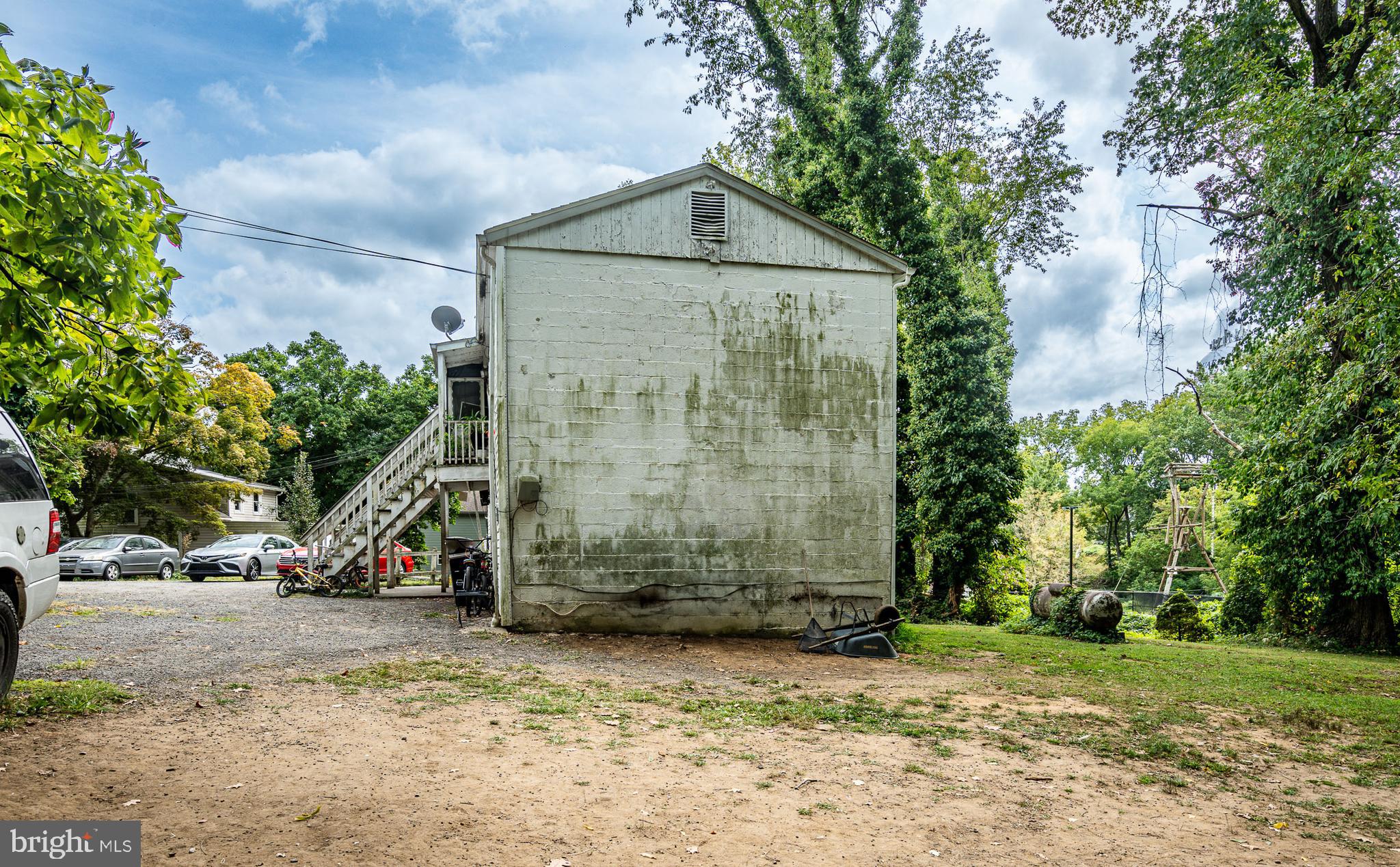 Main image without alt text