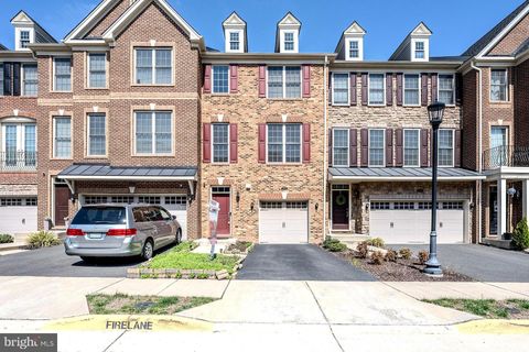 Townhouse For Sale - 42624 Lisburn Chase Terrace<br/> CHANTILLY, VA 20152