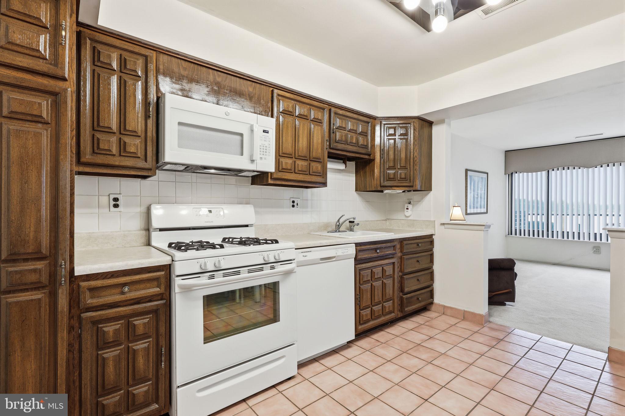 BAKERS BAY CONDOMINIUMS - Residential