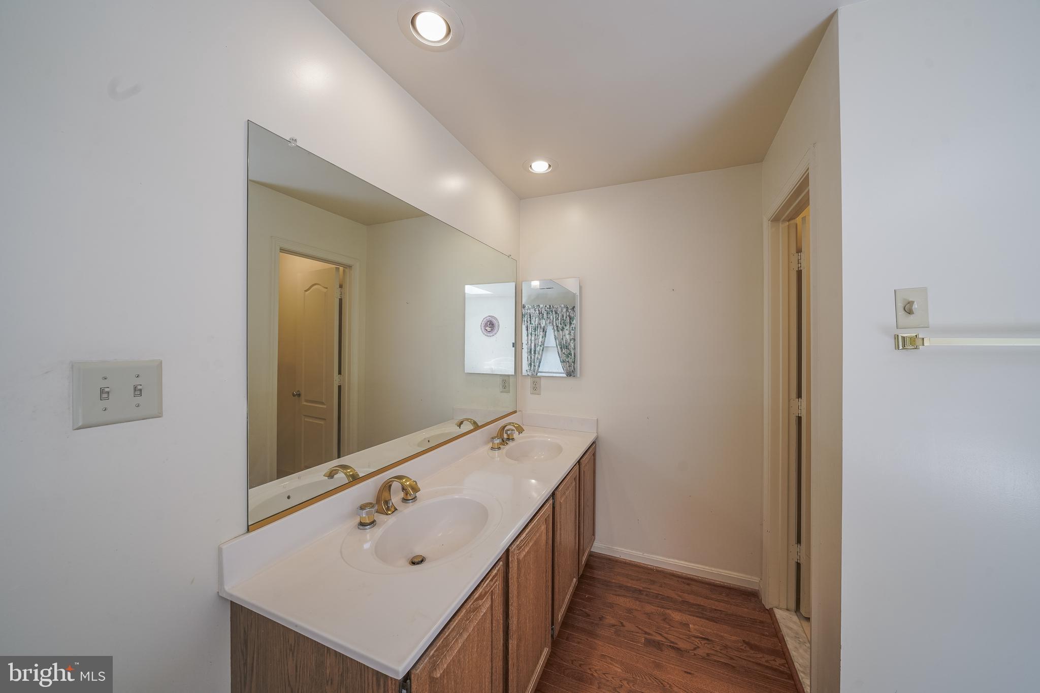 SHERWOOD FOREST MANOR - Residential