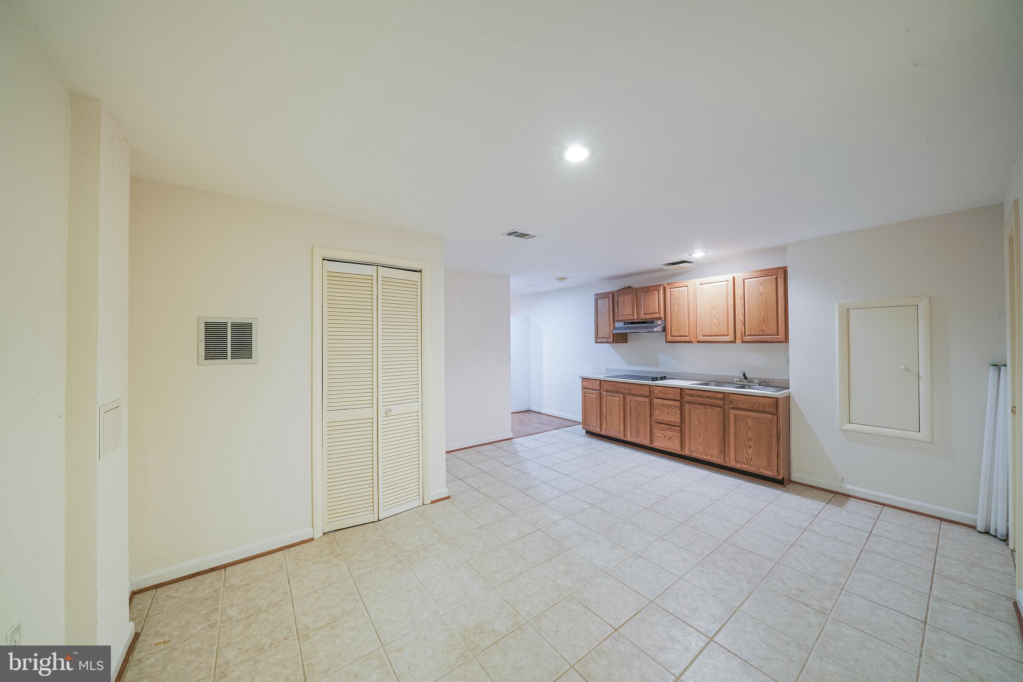 SHERWOOD FOREST MANOR - Residential