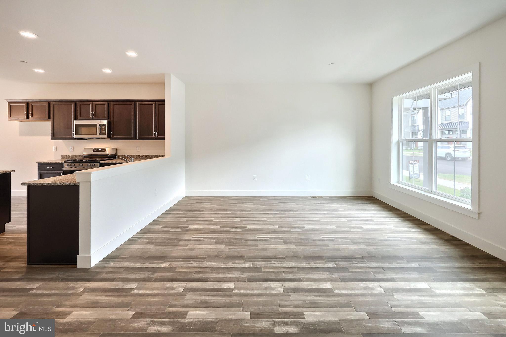 MADISON COURT - Residential