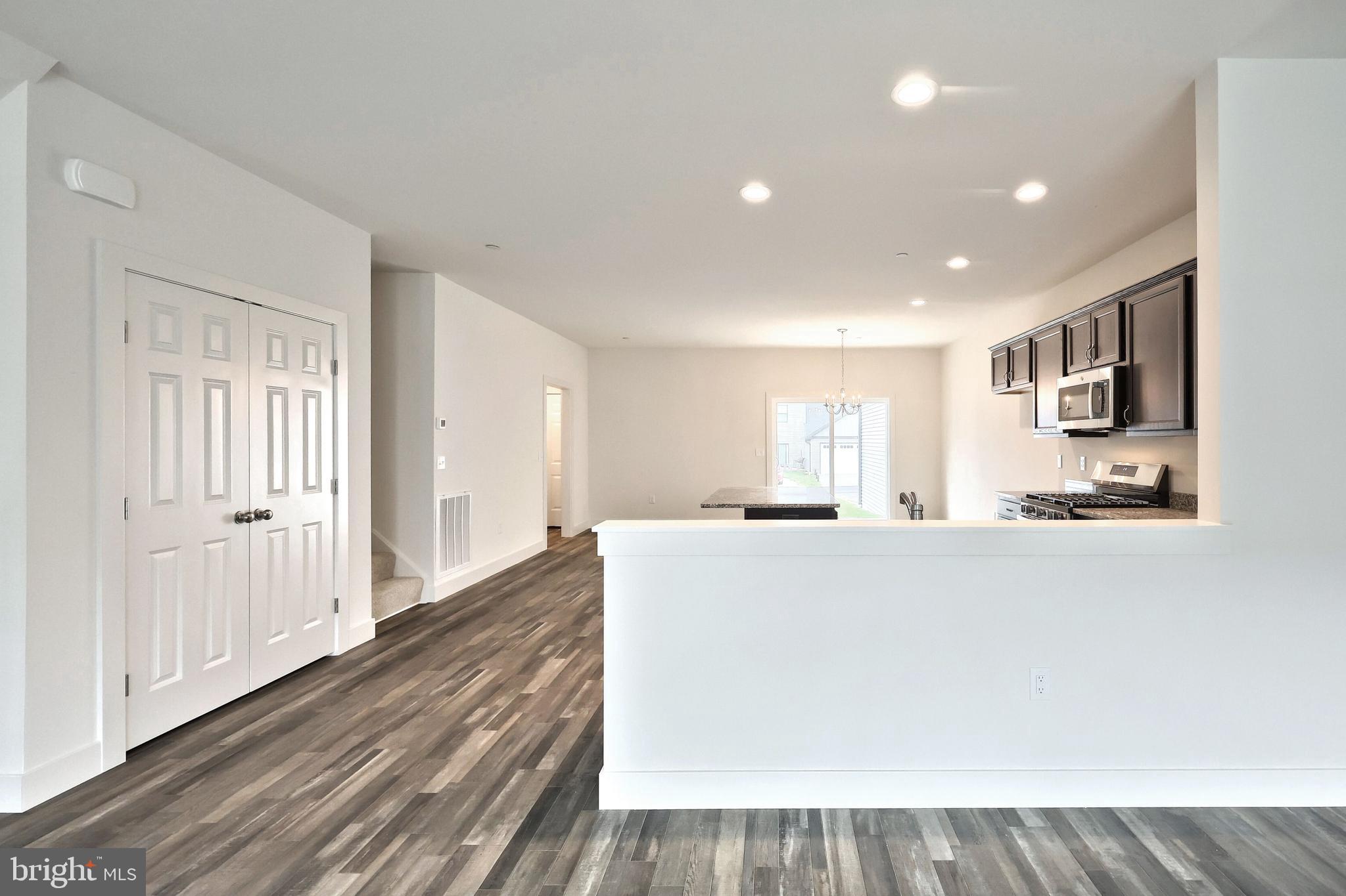 MADISON COURT - Residential