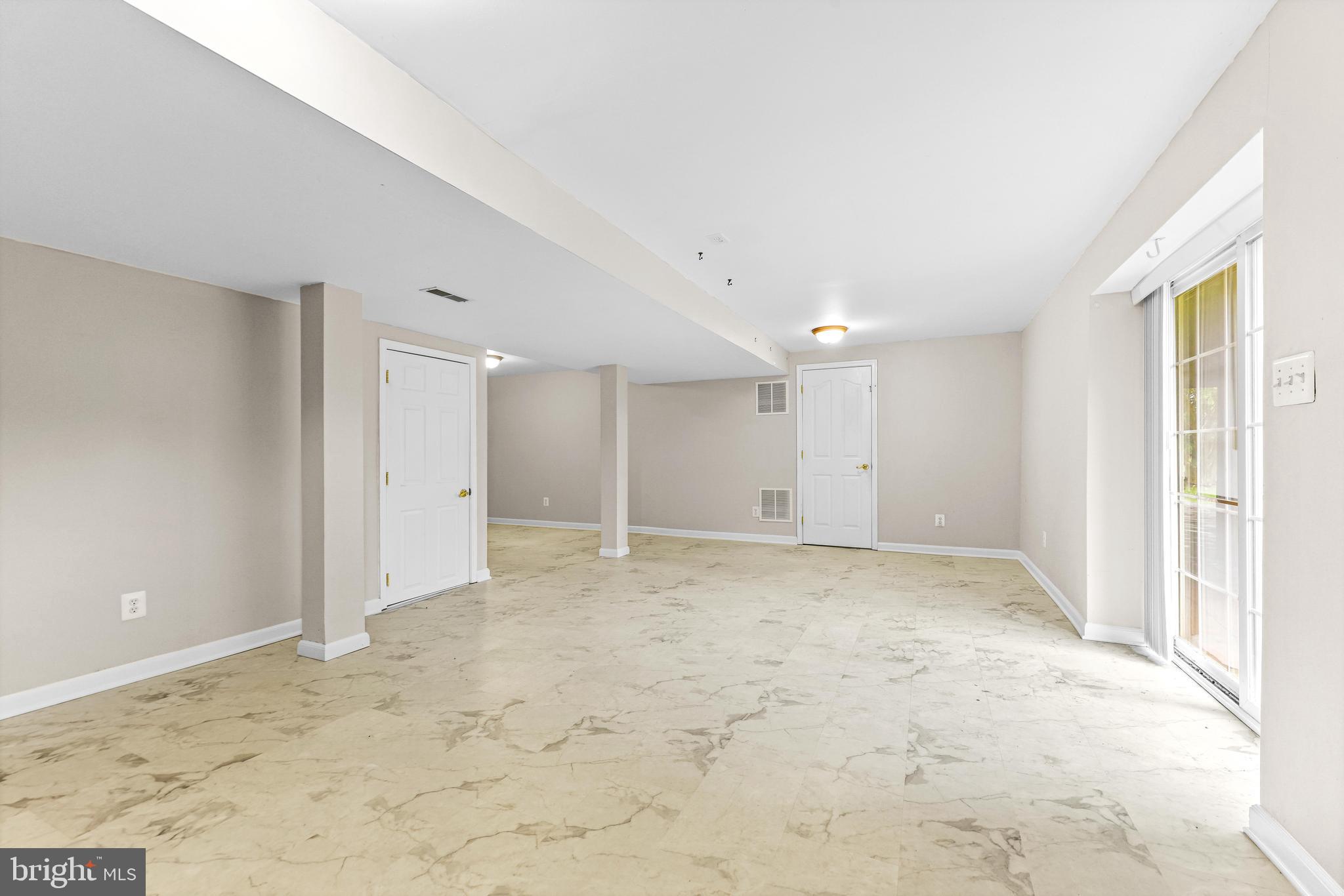 SEVEN COURTS - Residential