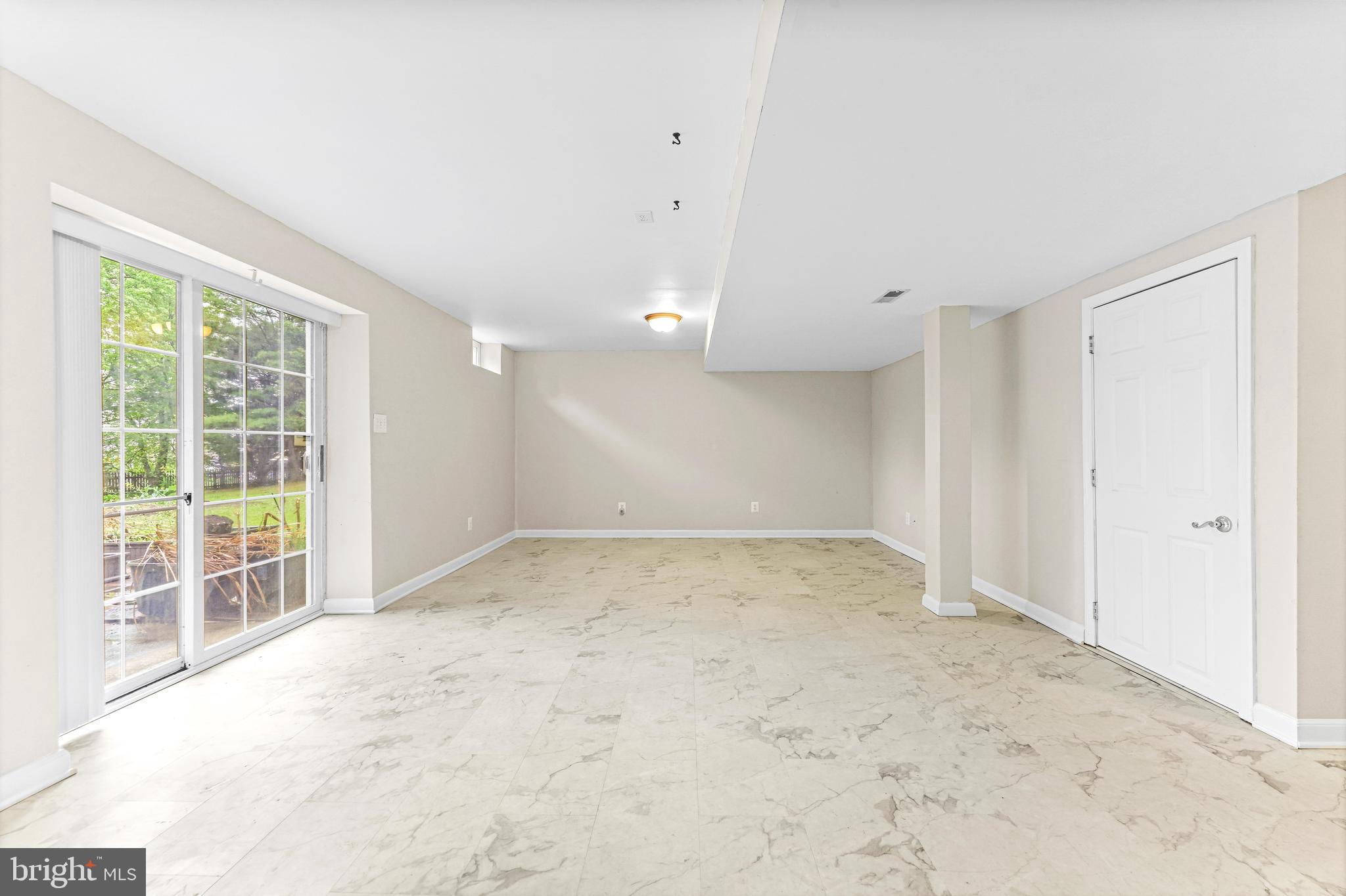 SEVEN COURTS - Residential