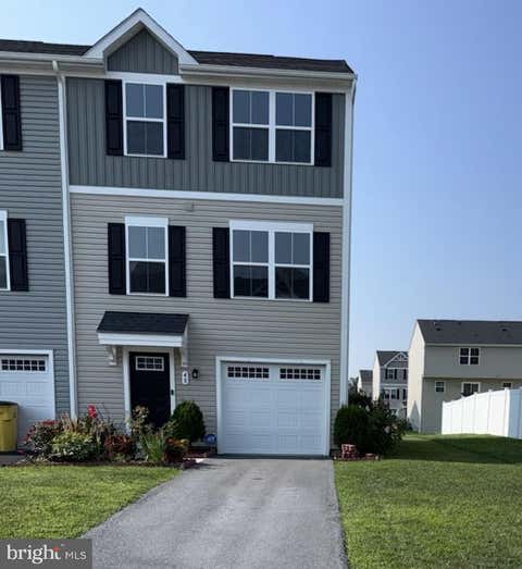 Townhouse For Sale - 48 Snickers Court<br/> MARTINSBURG, WV 25403