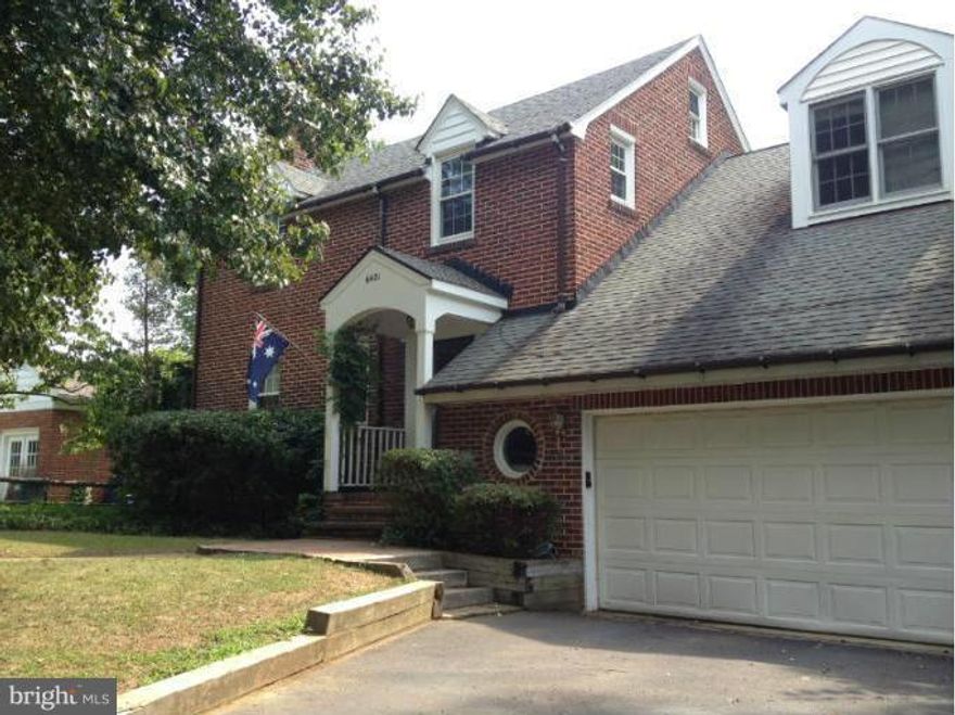 Charming 3 bdrm 1.5 bath colonial off GW Parkway close to Old Town Alex.  Huge kitchen w/ 2 story vaulted ceilings & lots of light!  Upper level three bdrms & large loft overlooking kitchen. 2 Car garage. Fenced back yard. Large deck with retractable awning. Bike, walk or commute on GW Prkwy Trail! Easy commutes to Old Town, DC, Pentagon, Andrews, Ft Belvoir. Good credit required.