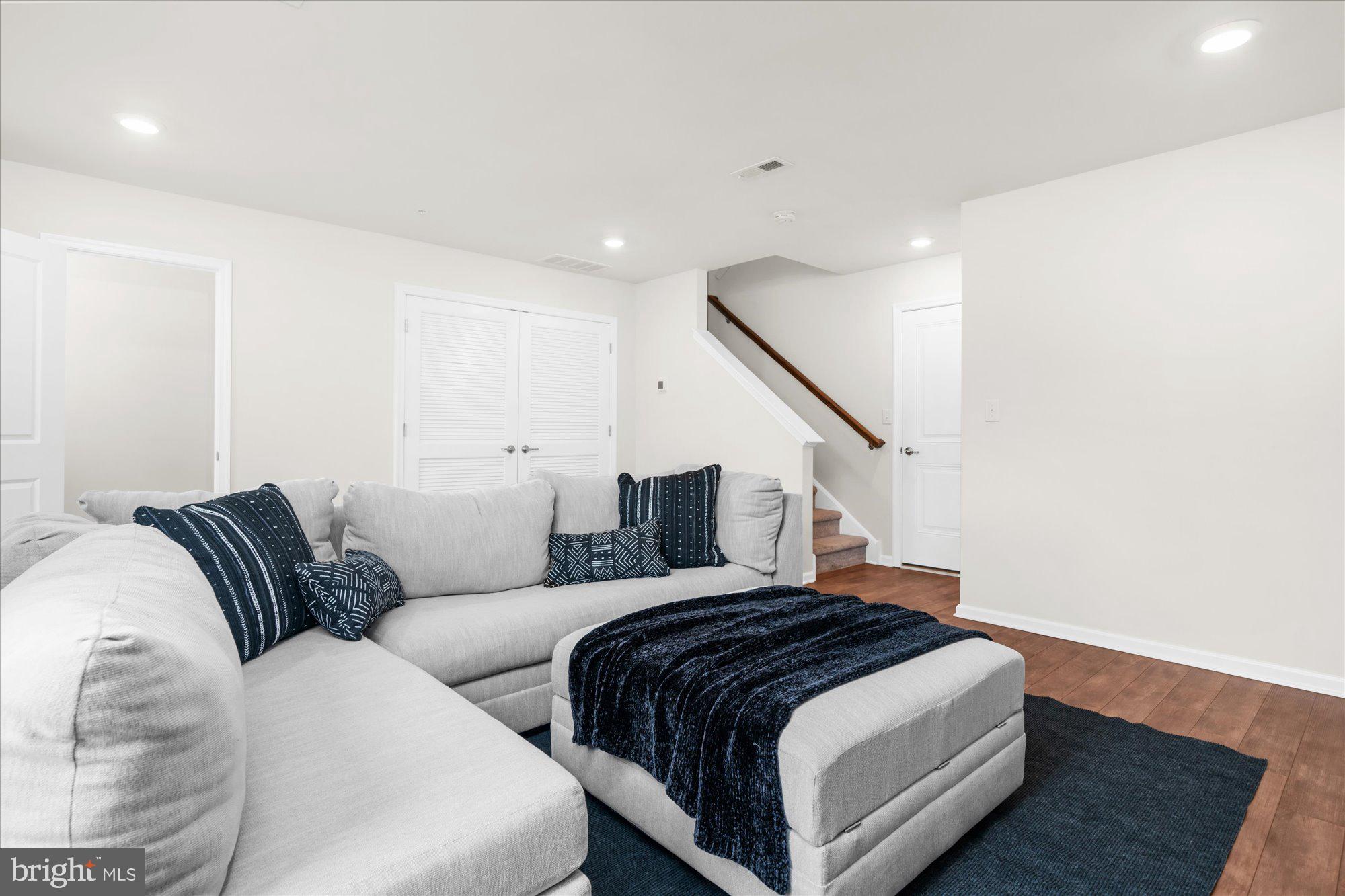 EDGEWATER - Residential