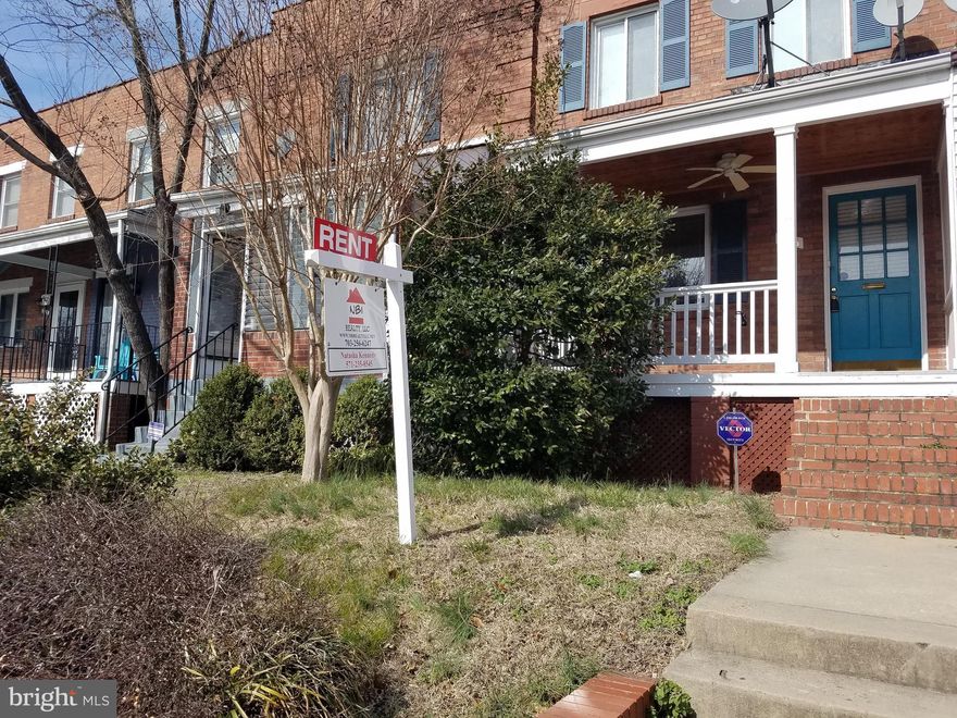 Location, location, location! Great house close to potomac yard shopping center and reagan airport, I-395. Minutes to DC. 2 extra parking spaces on the back of the house