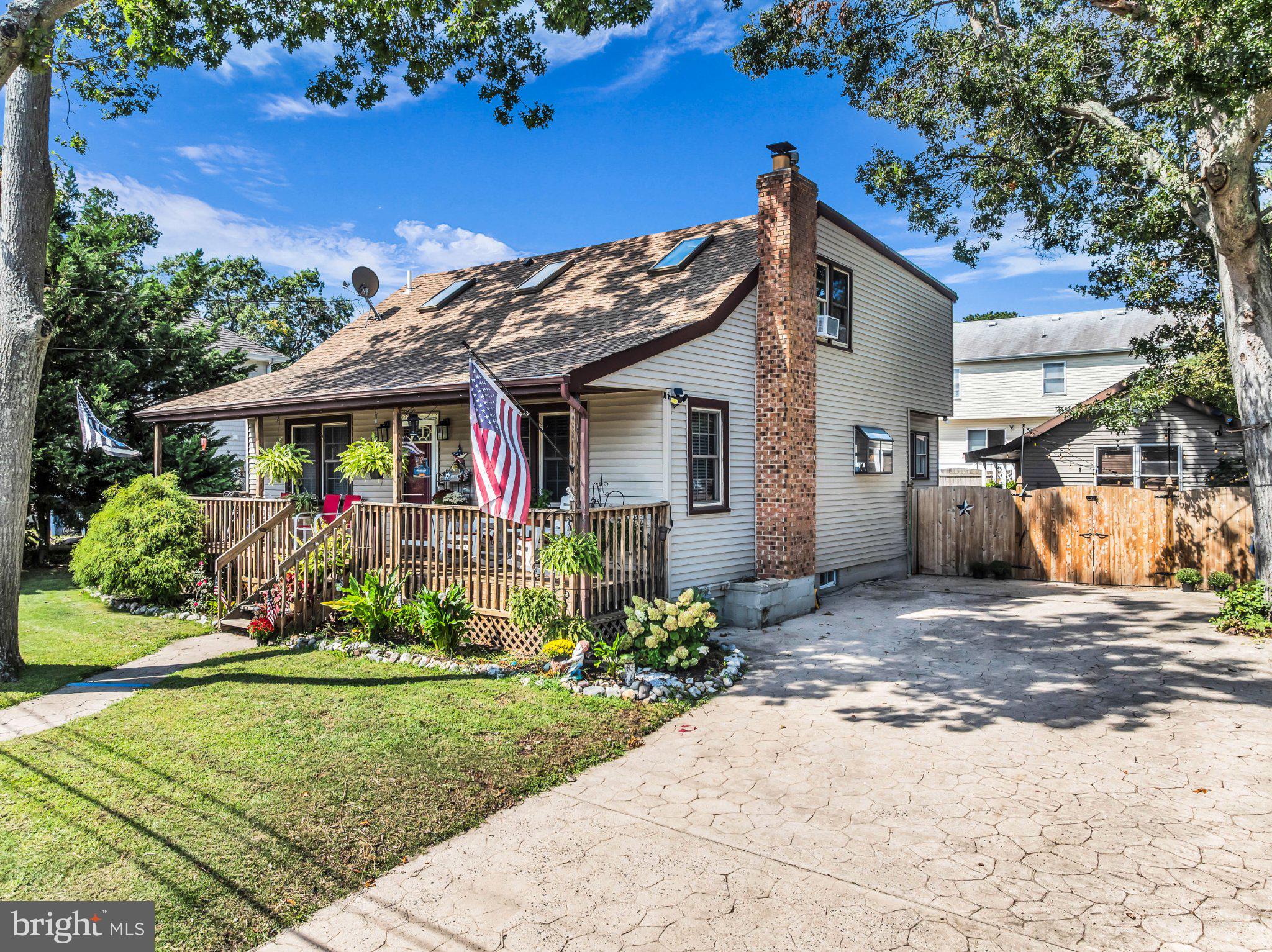 836 BEACH AVENUE