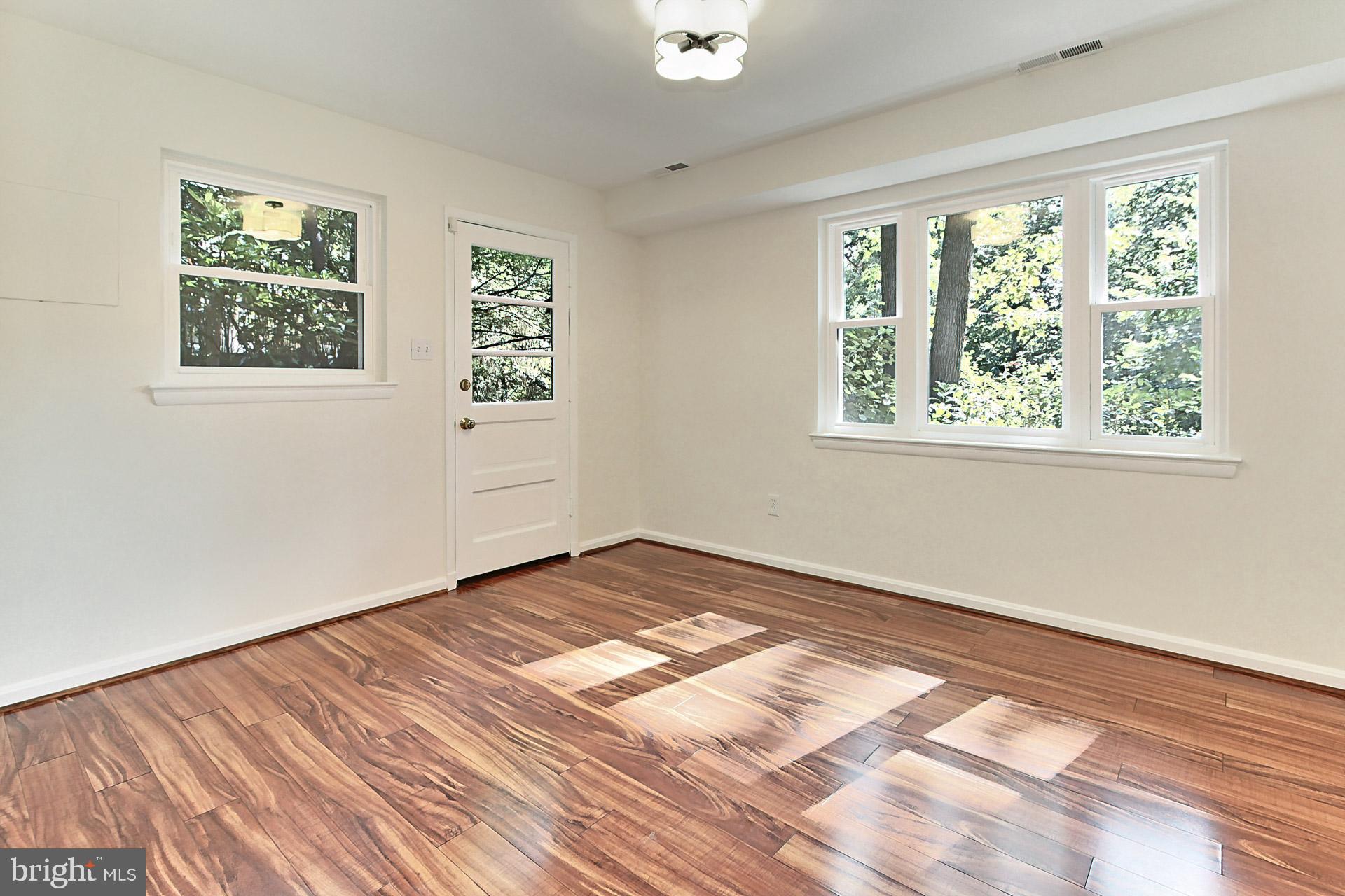 LAKE BARCROFT - Residential