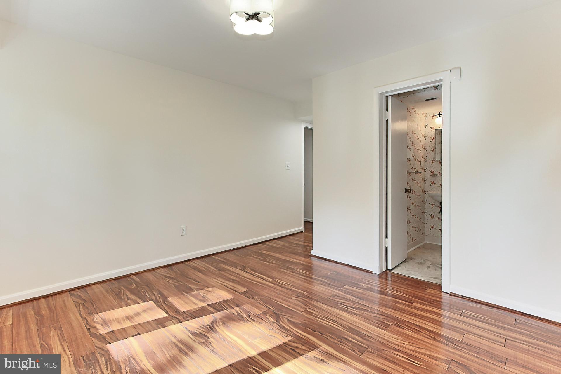 LAKE BARCROFT - Residential