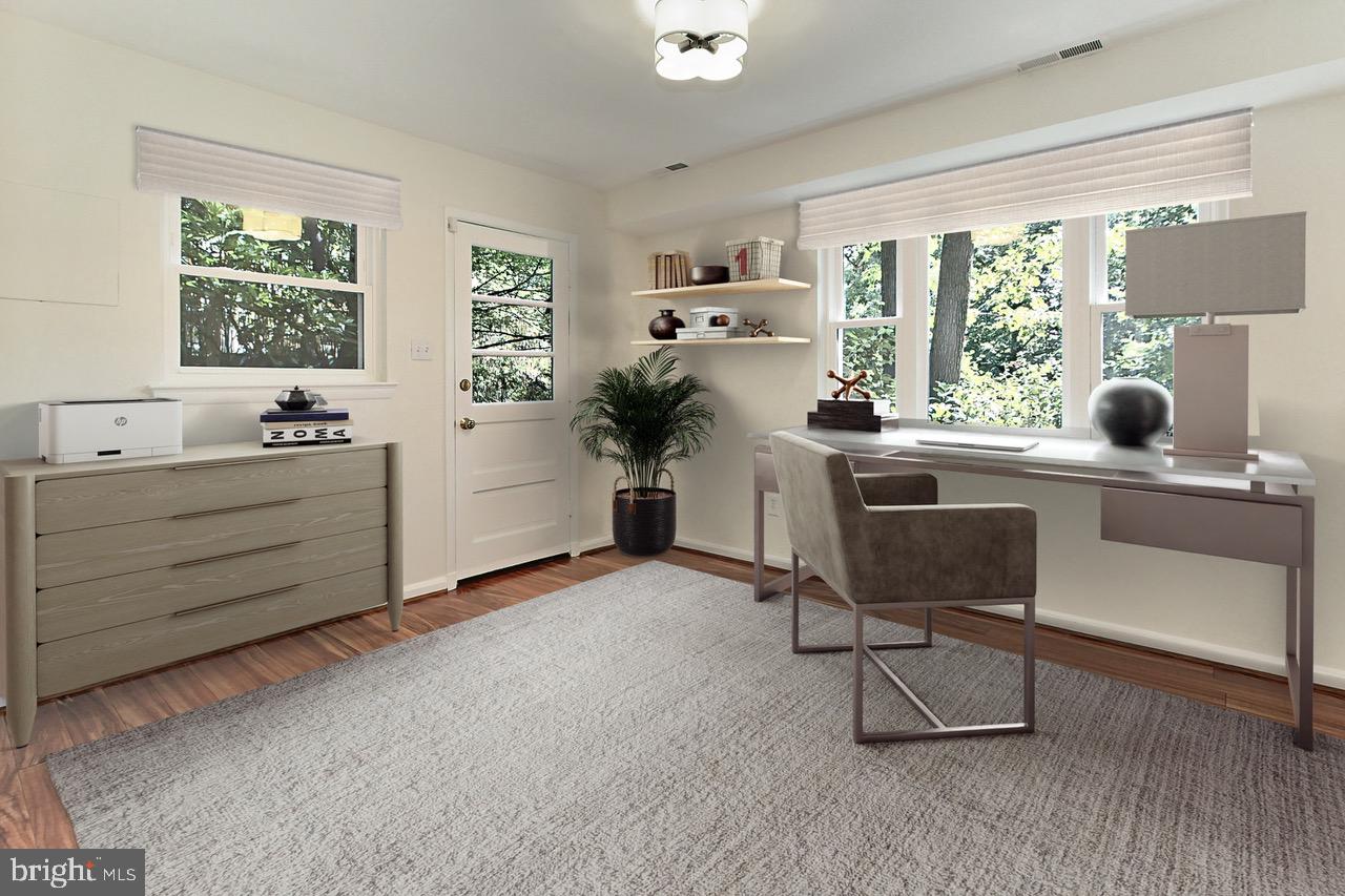 LAKE BARCROFT - Residential