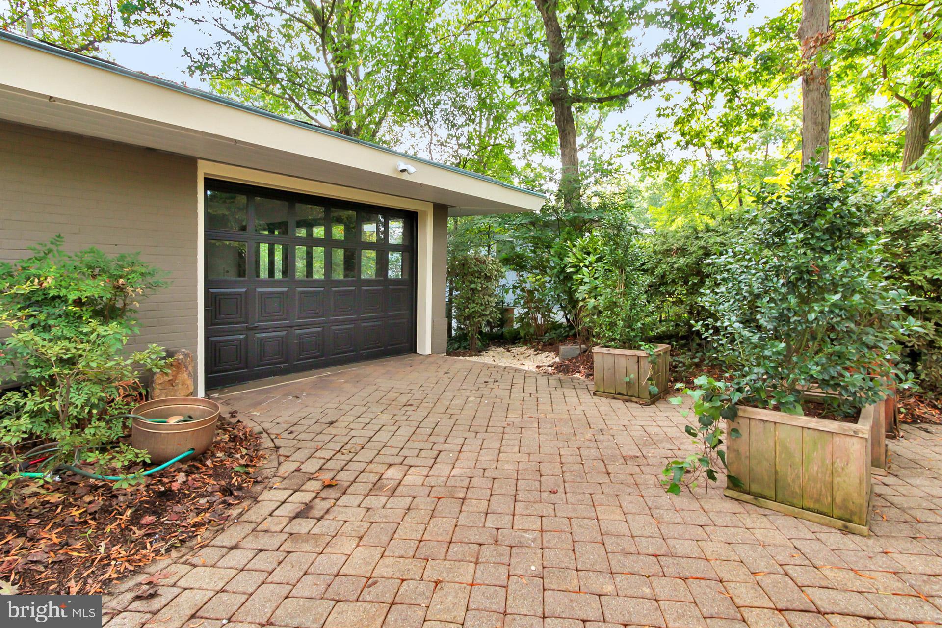 LAKE BARCROFT - Residential