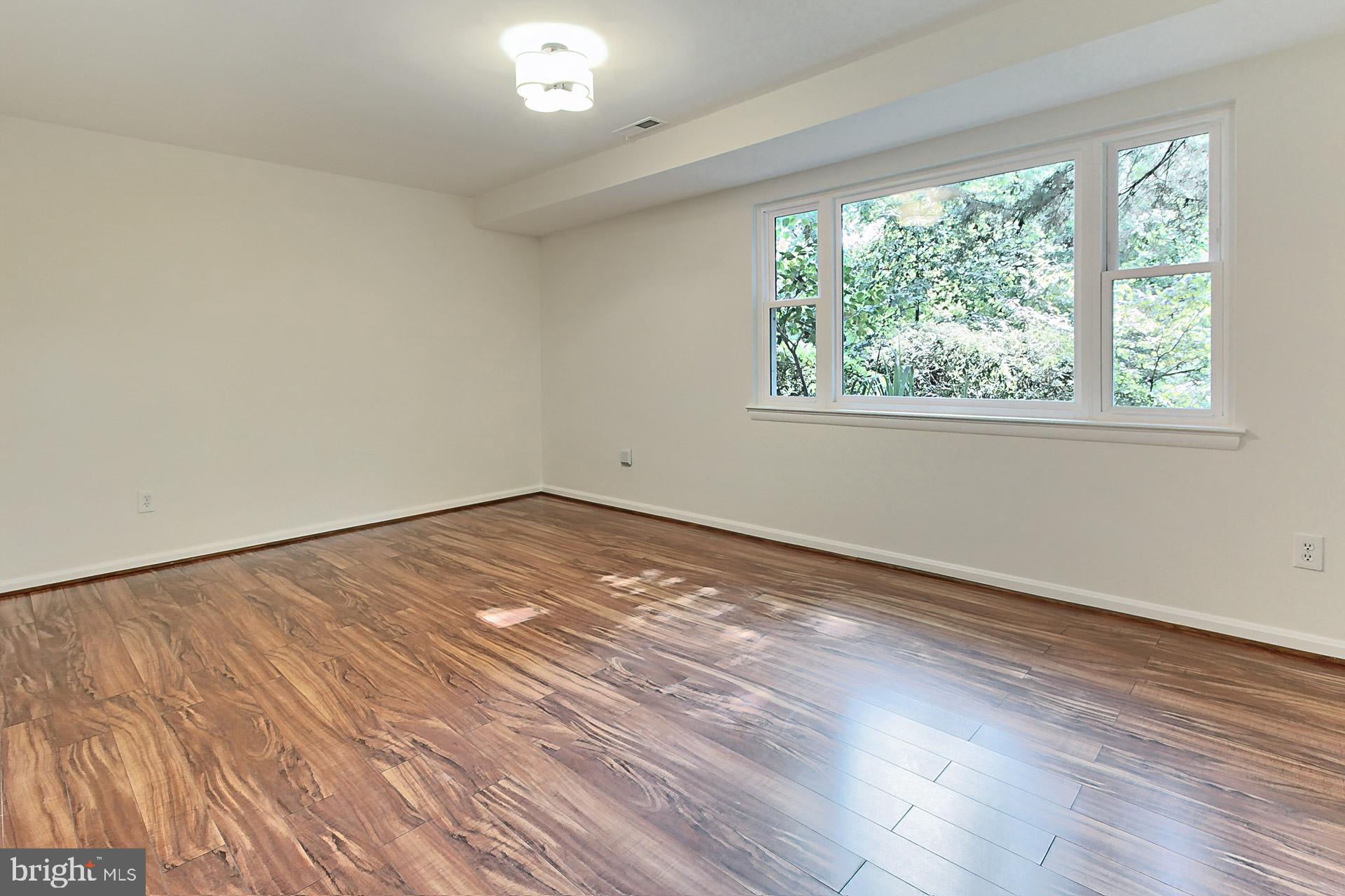 LAKE BARCROFT - Residential