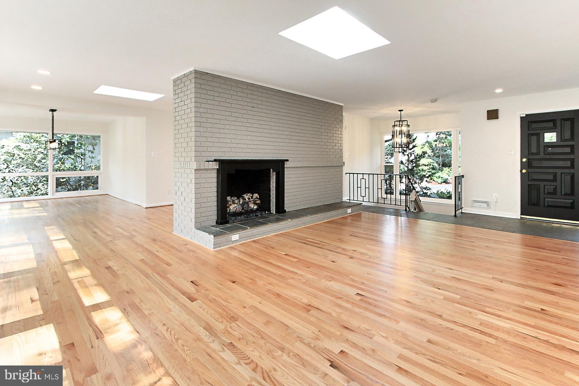 LAKE BARCROFT - Residential