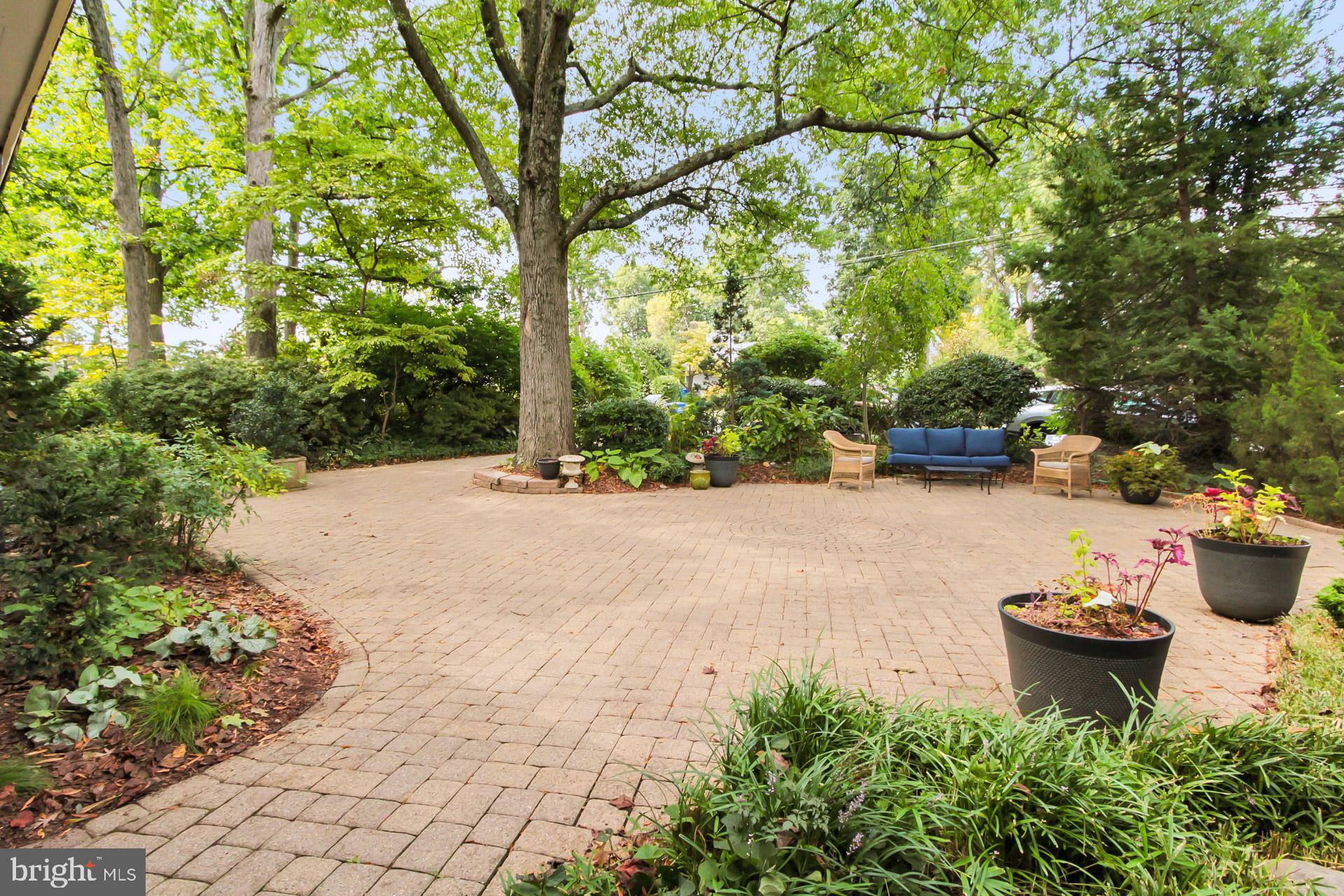 LAKE BARCROFT - Residential