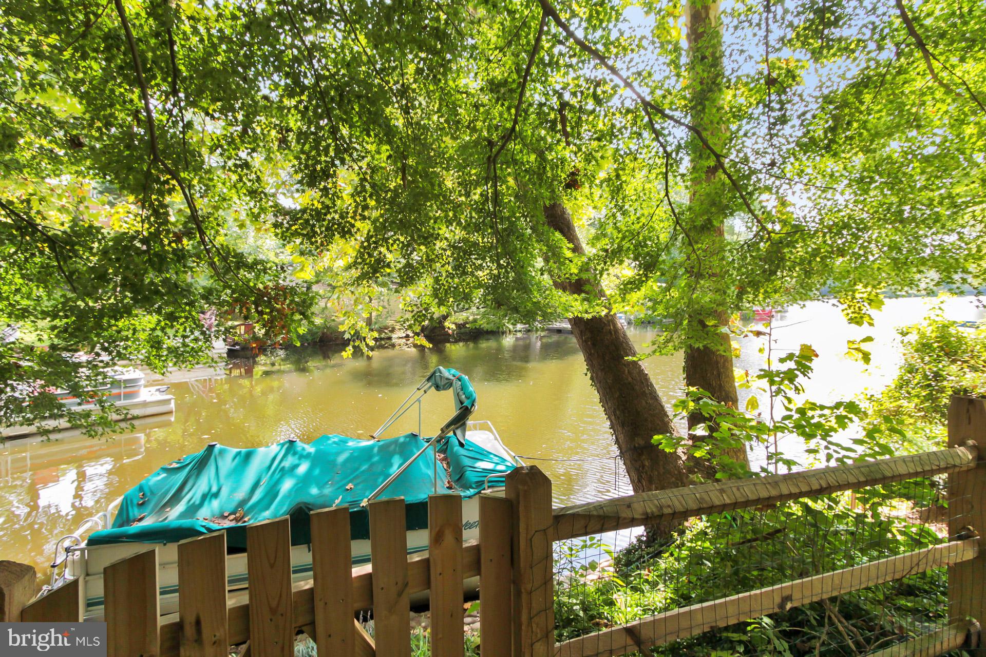 LAKE BARCROFT - Residential