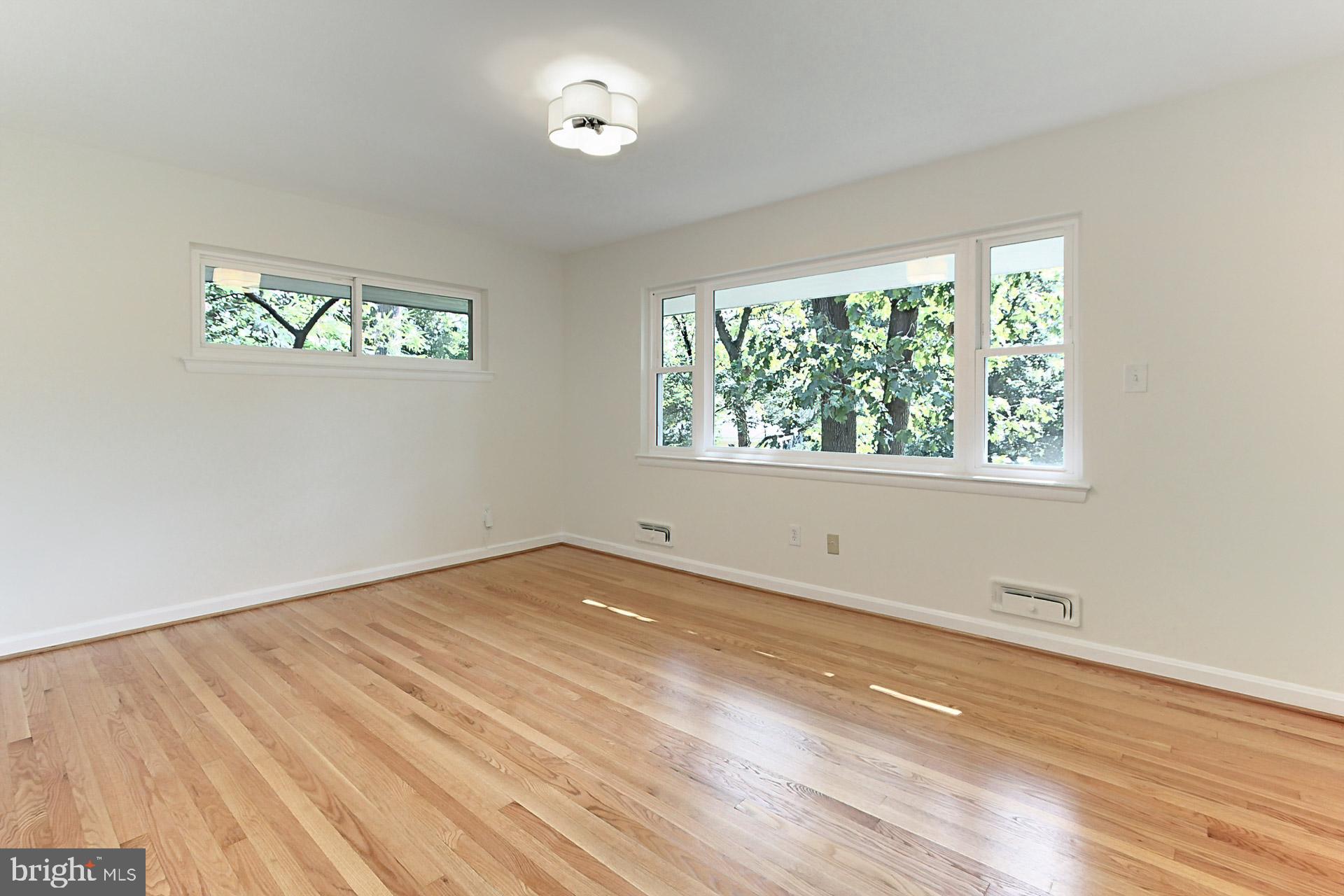 LAKE BARCROFT - Residential