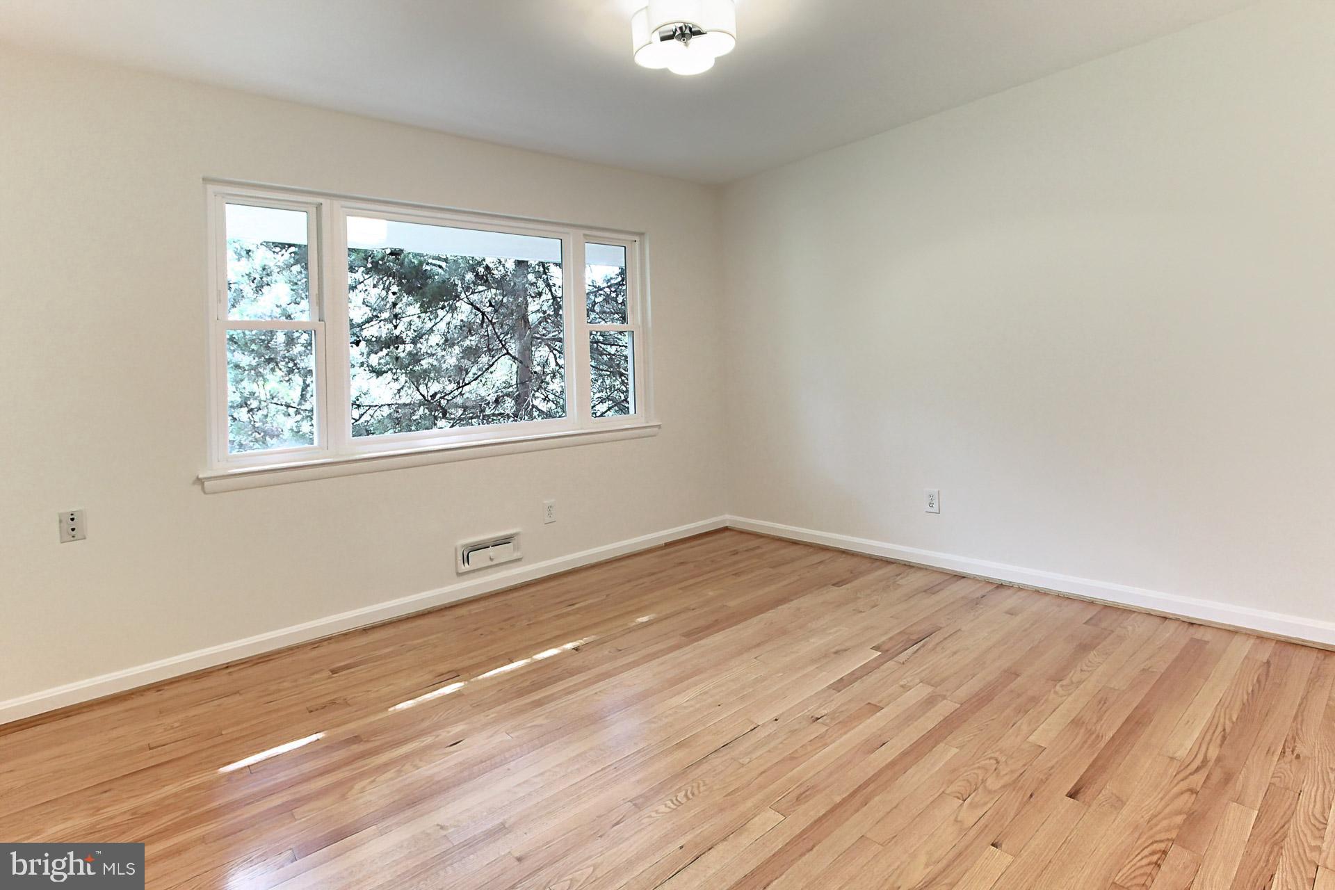 LAKE BARCROFT - Residential