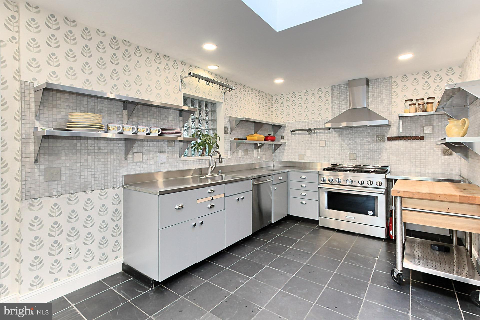 LAKE BARCROFT - Residential