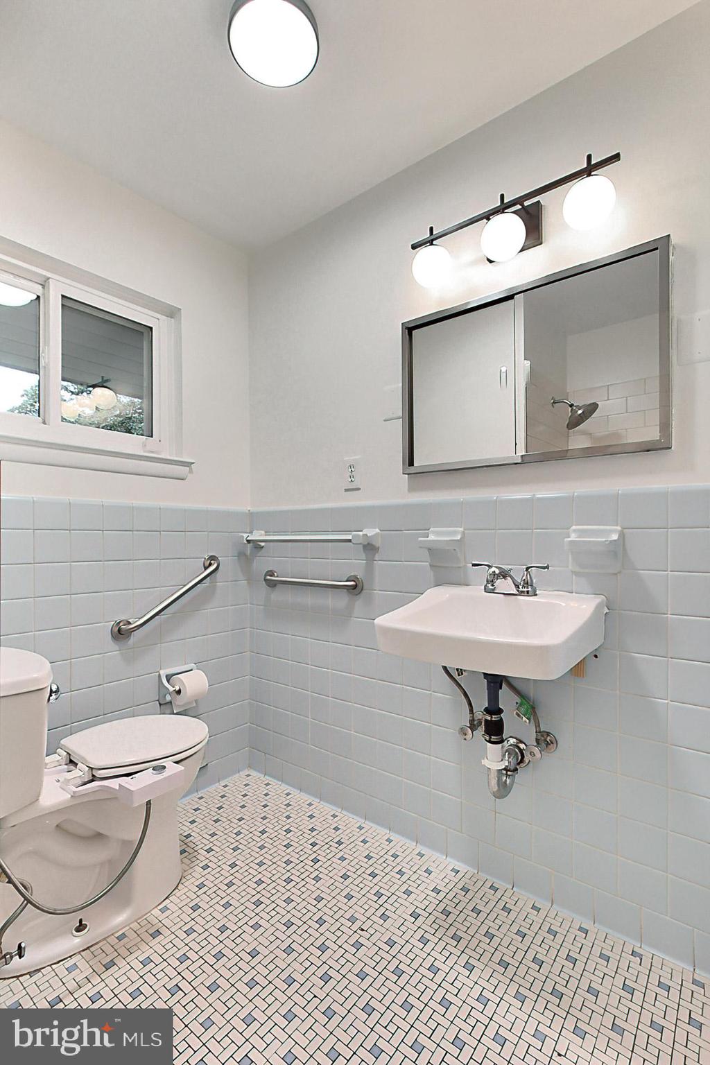 LAKE BARCROFT - Residential