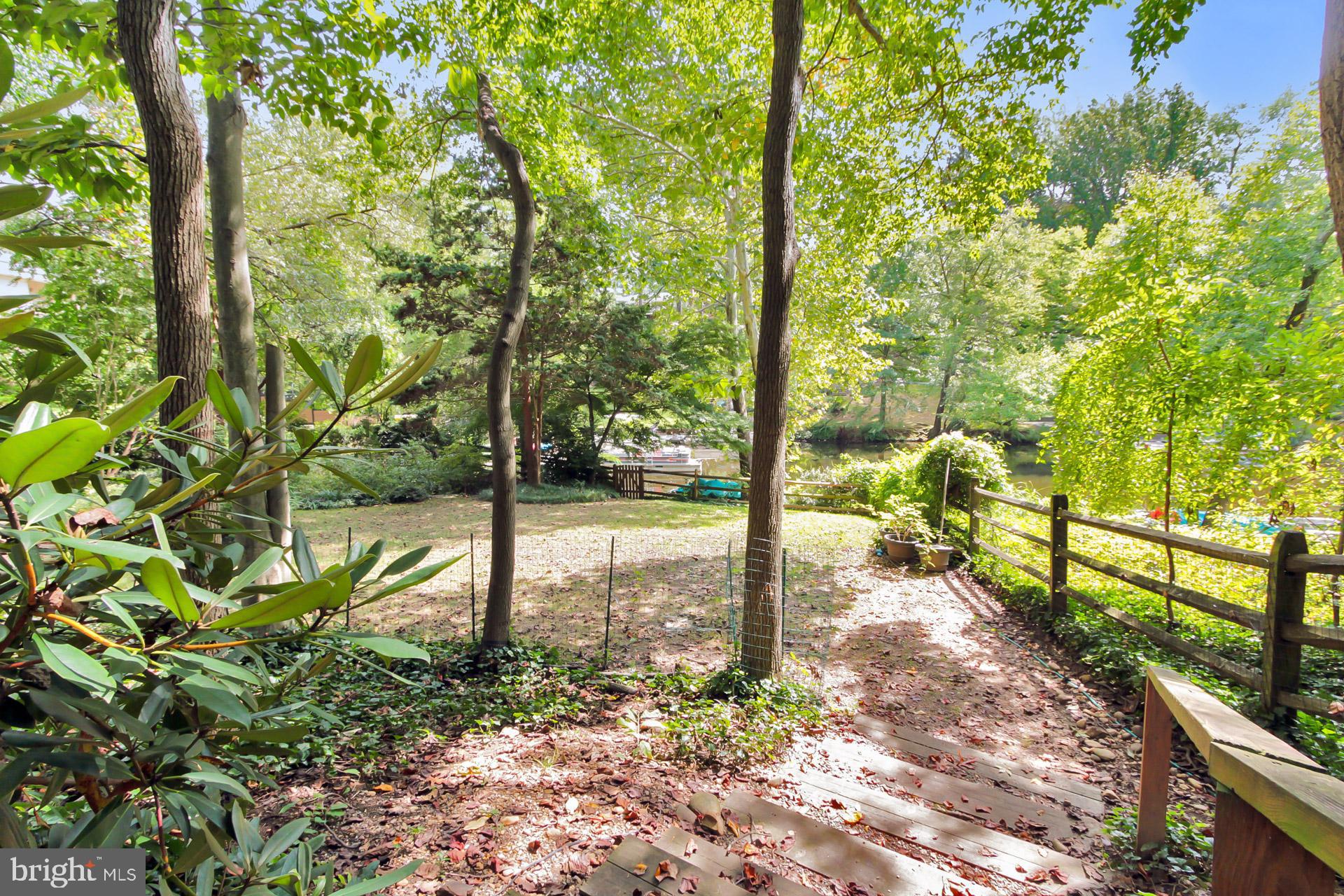 LAKE BARCROFT - Residential