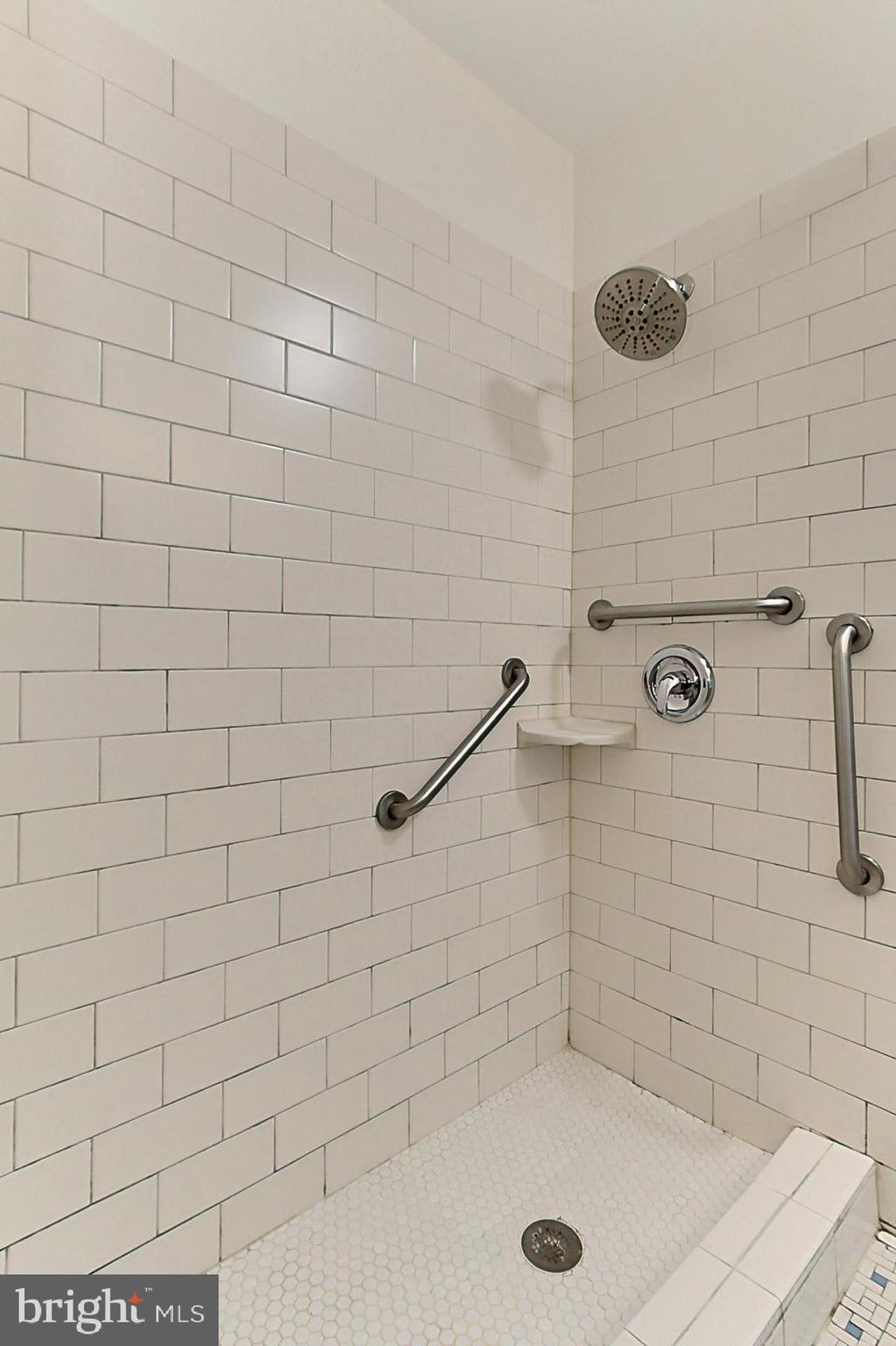 LAKE BARCROFT - Residential