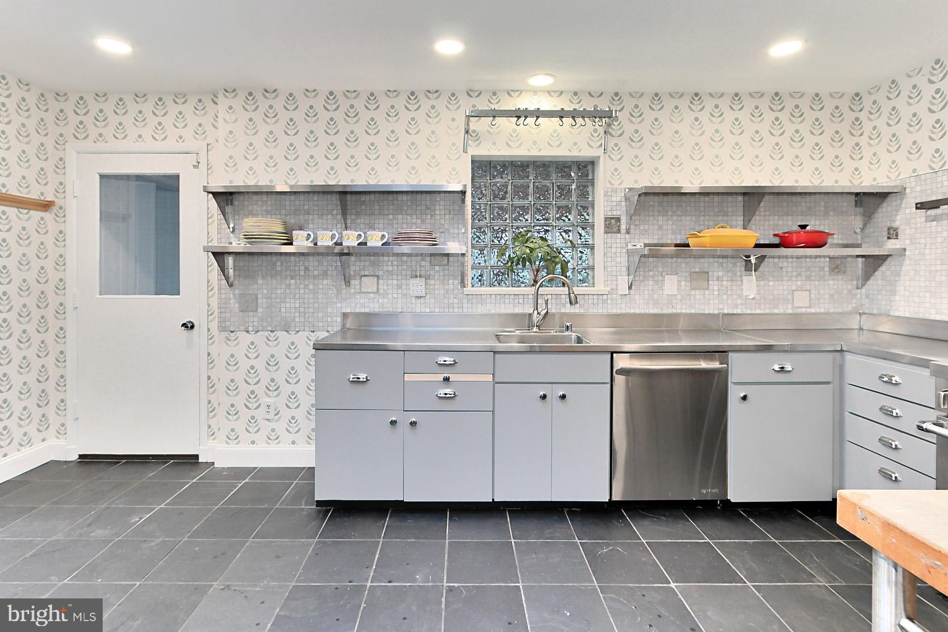 LAKE BARCROFT - Residential