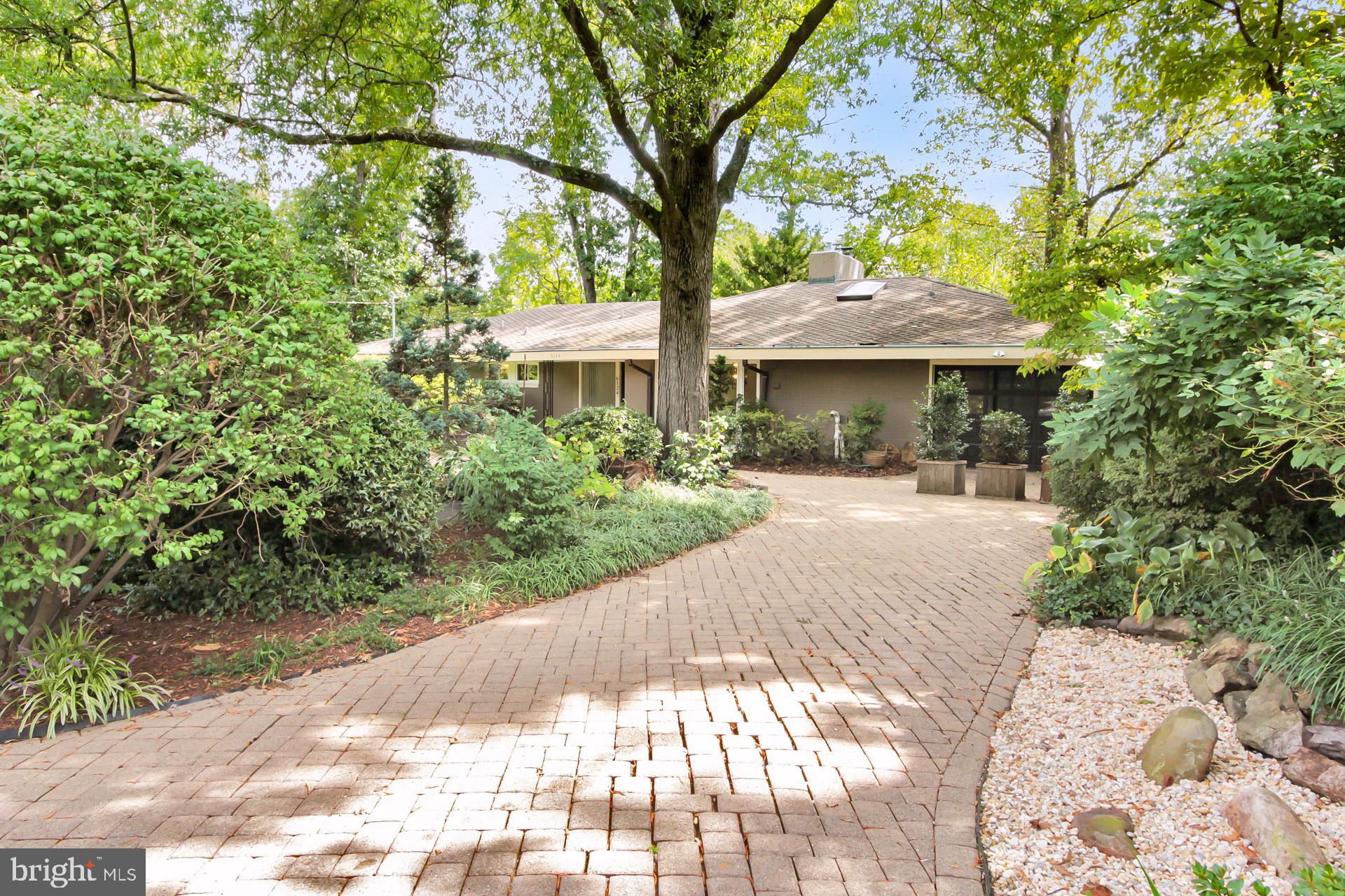 LAKE BARCROFT - Residential