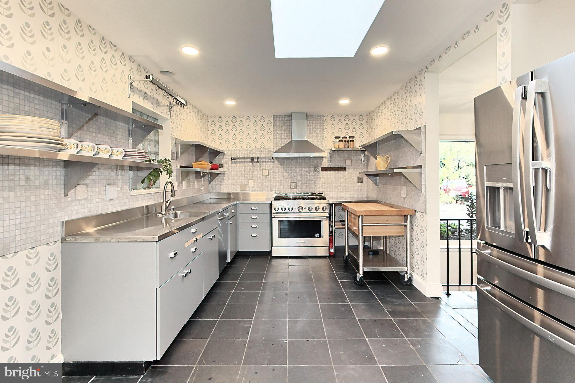 LAKE BARCROFT - Residential