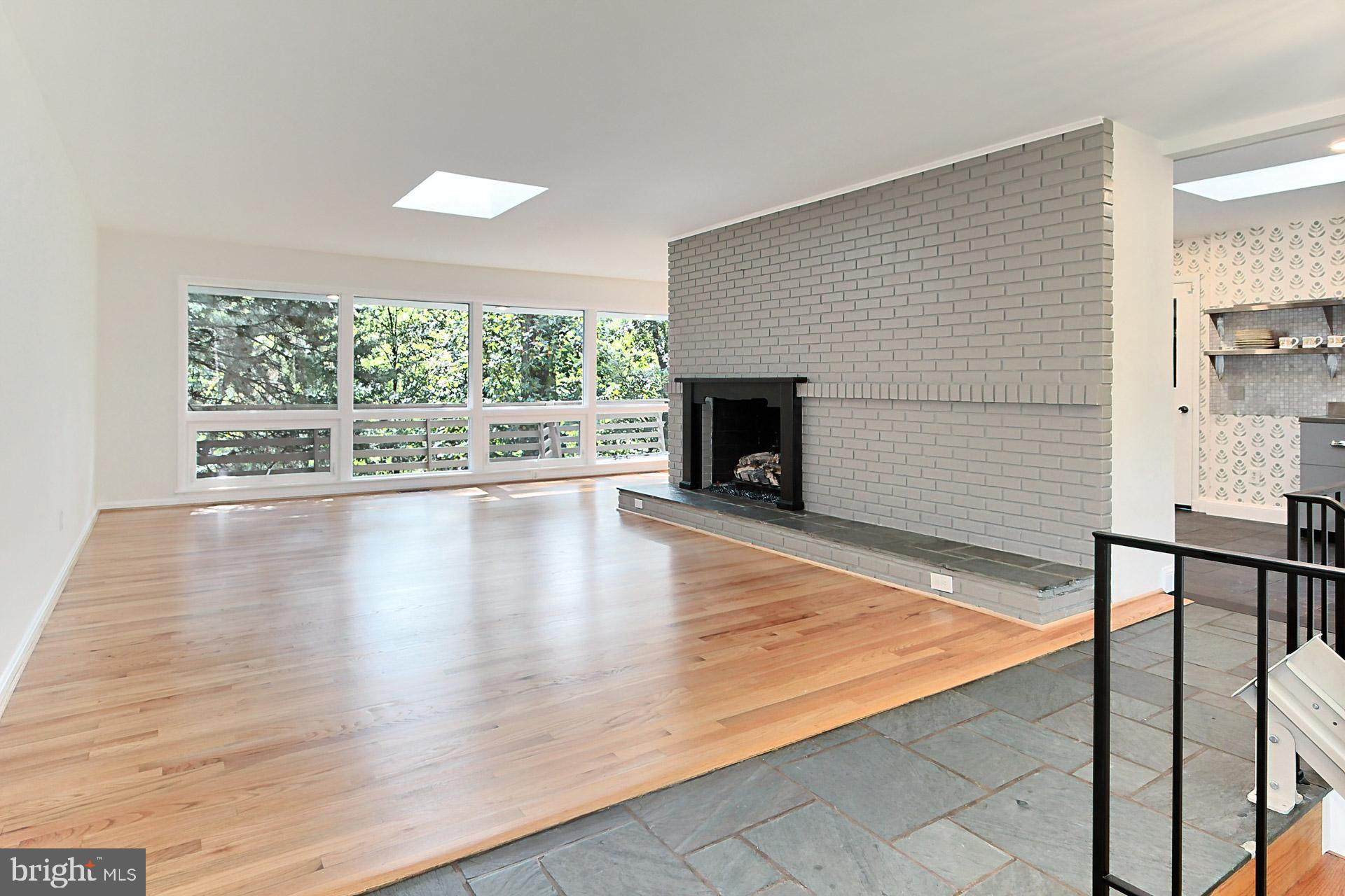 LAKE BARCROFT - Residential