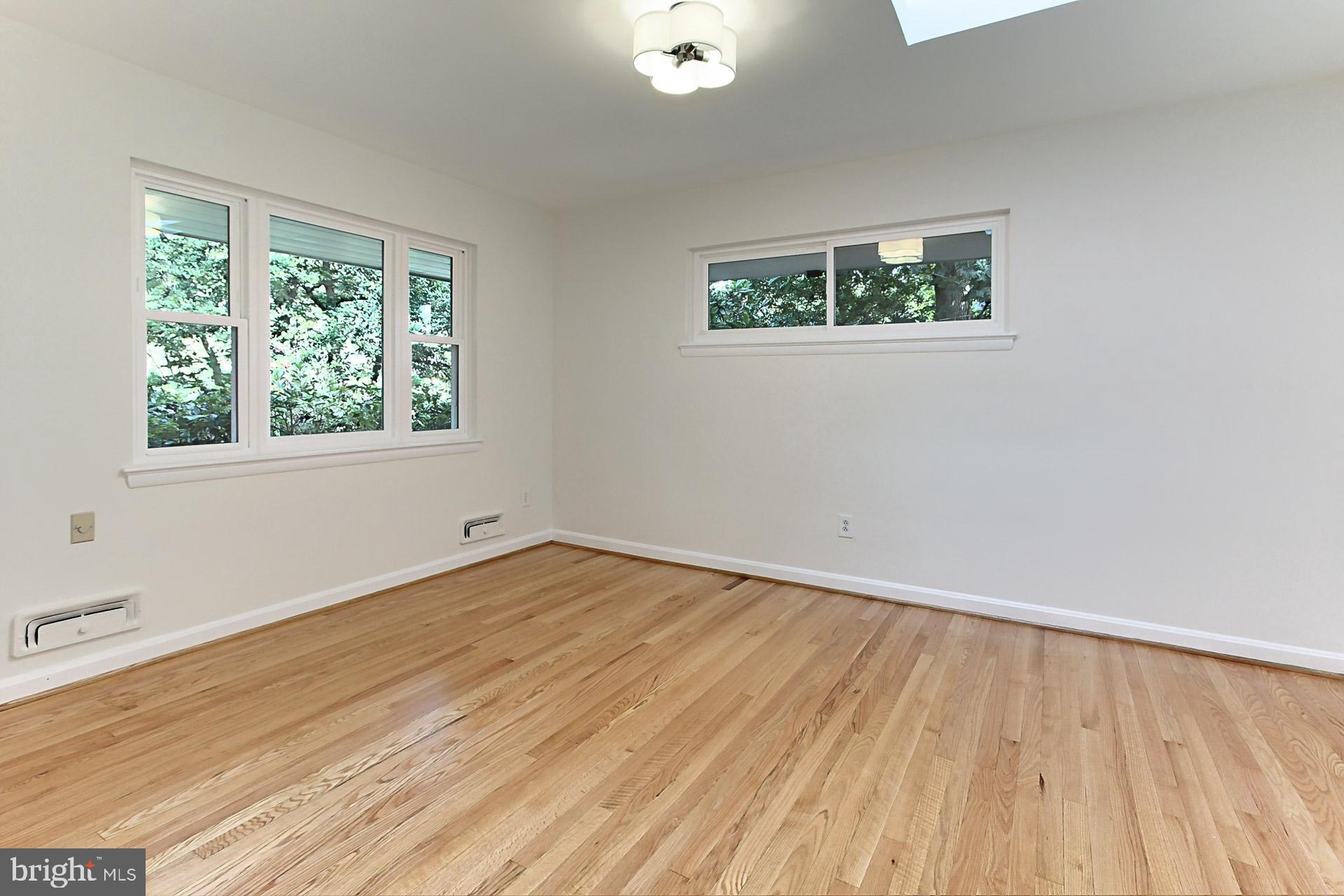 LAKE BARCROFT - Residential