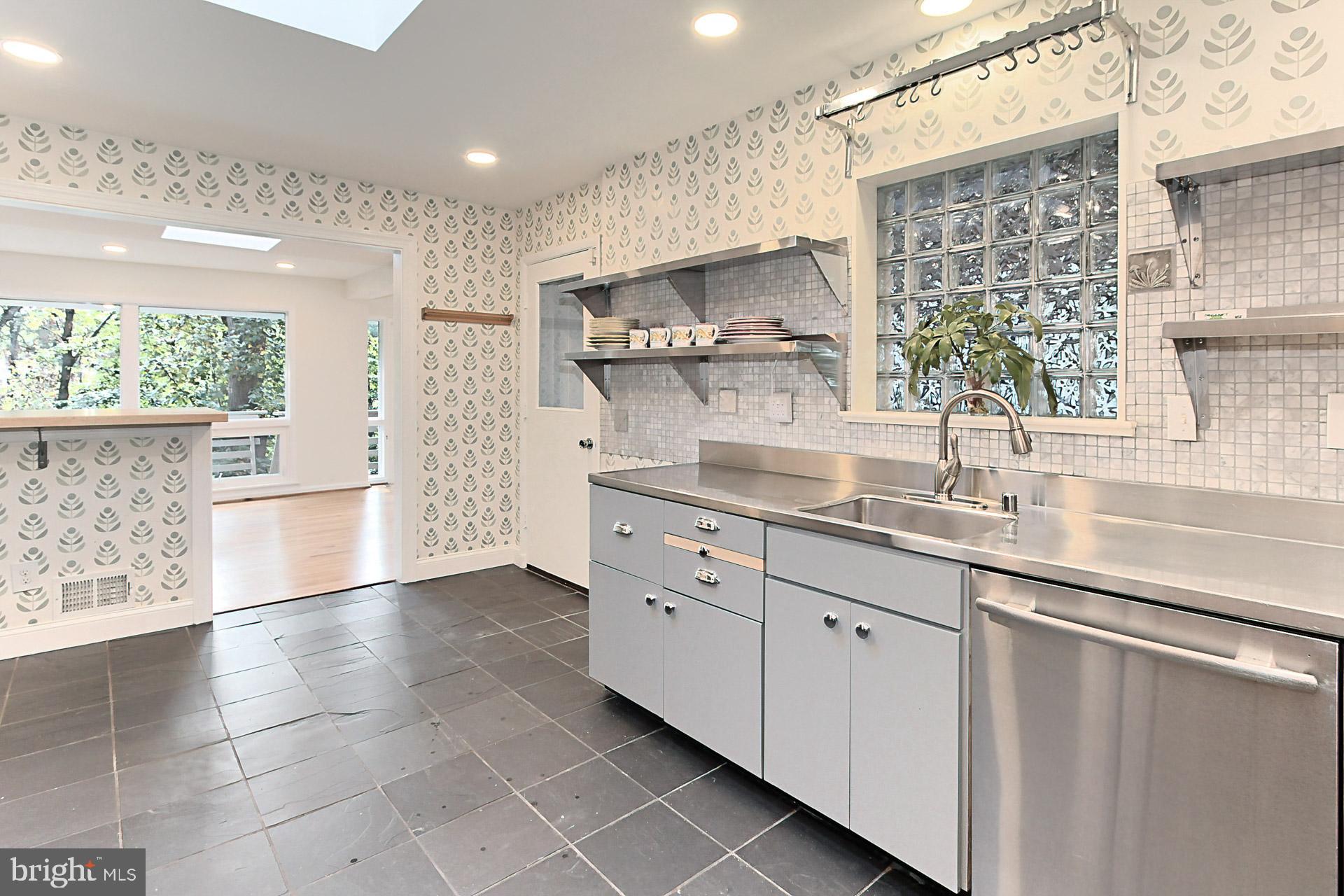 LAKE BARCROFT - Residential