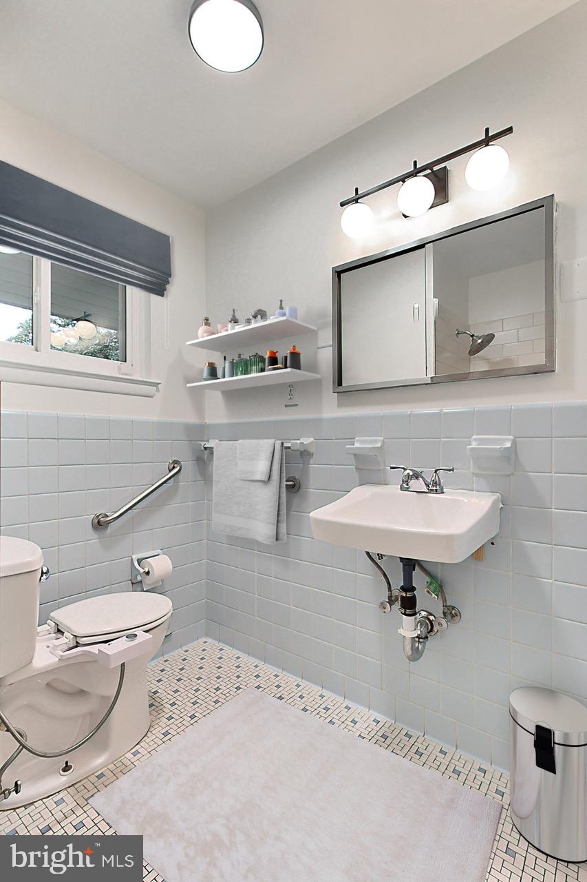 LAKE BARCROFT - Residential