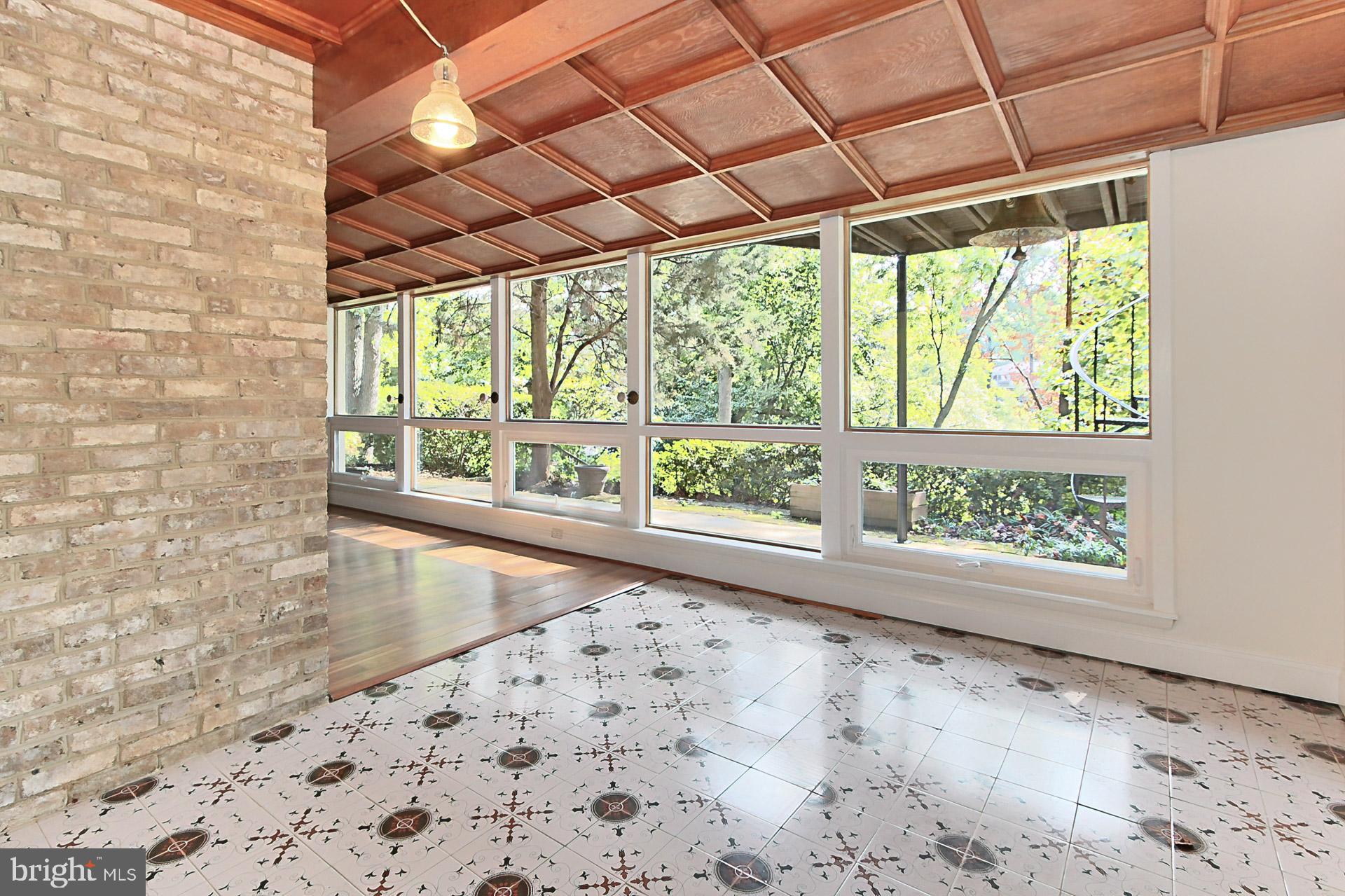 LAKE BARCROFT - Residential