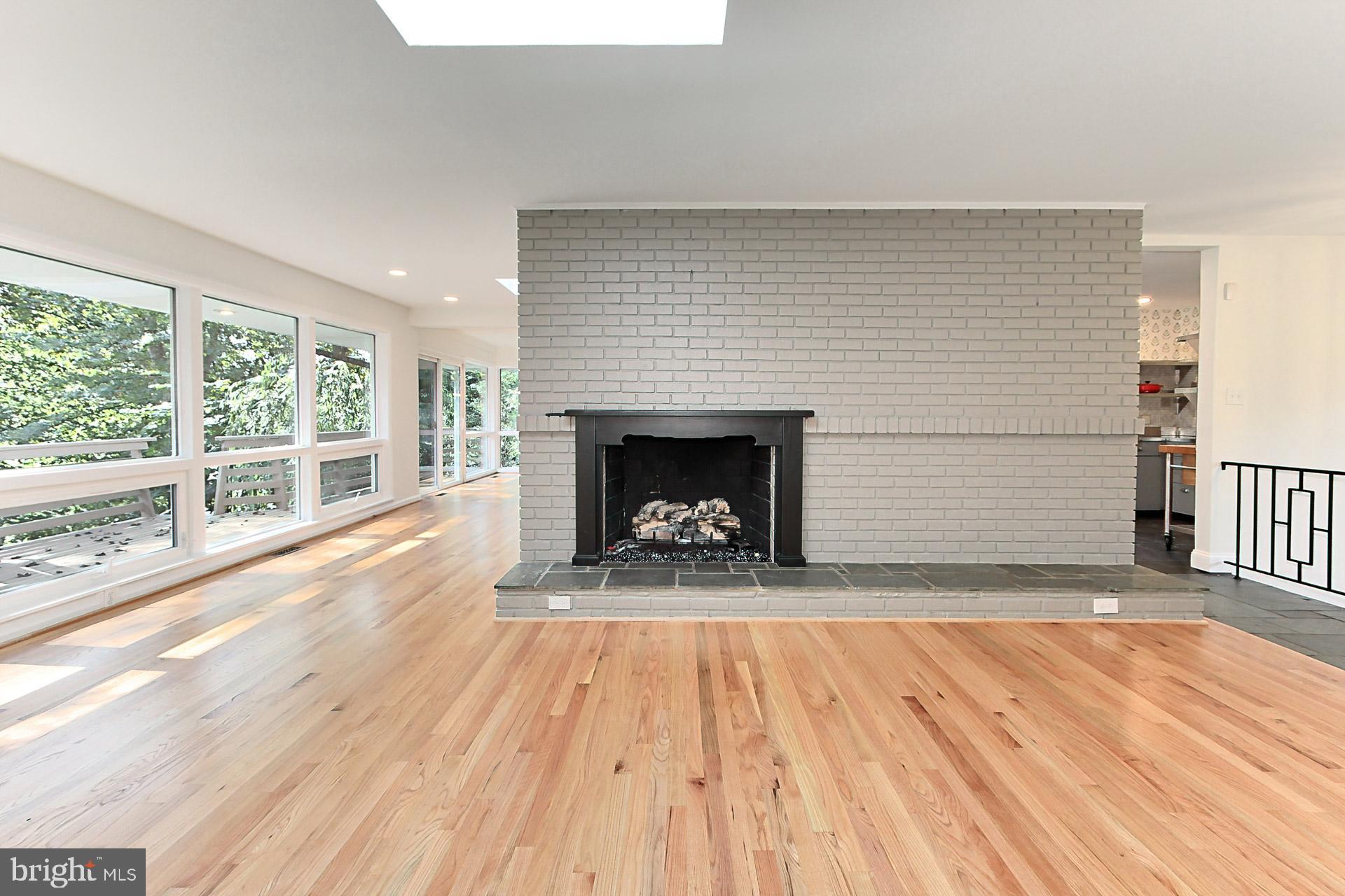 LAKE BARCROFT - Residential