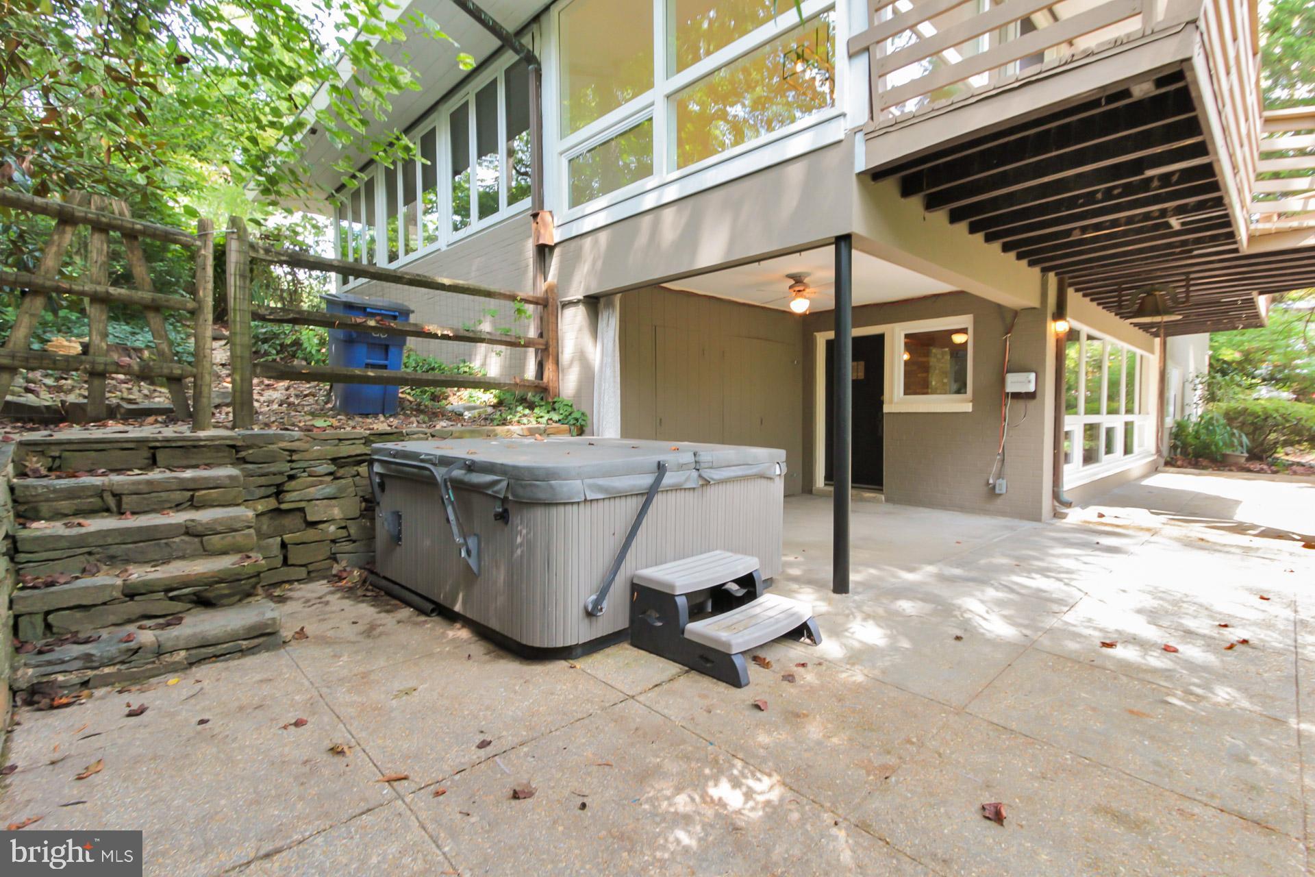 LAKE BARCROFT - Residential