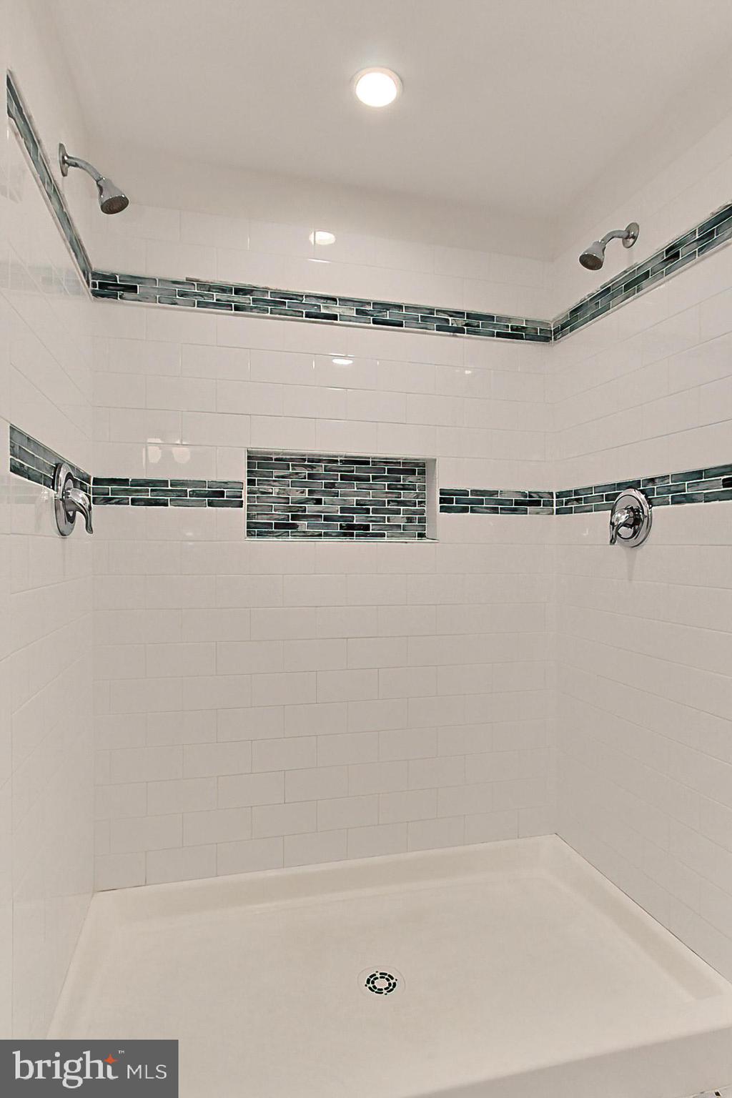 LAKE BARCROFT - Residential