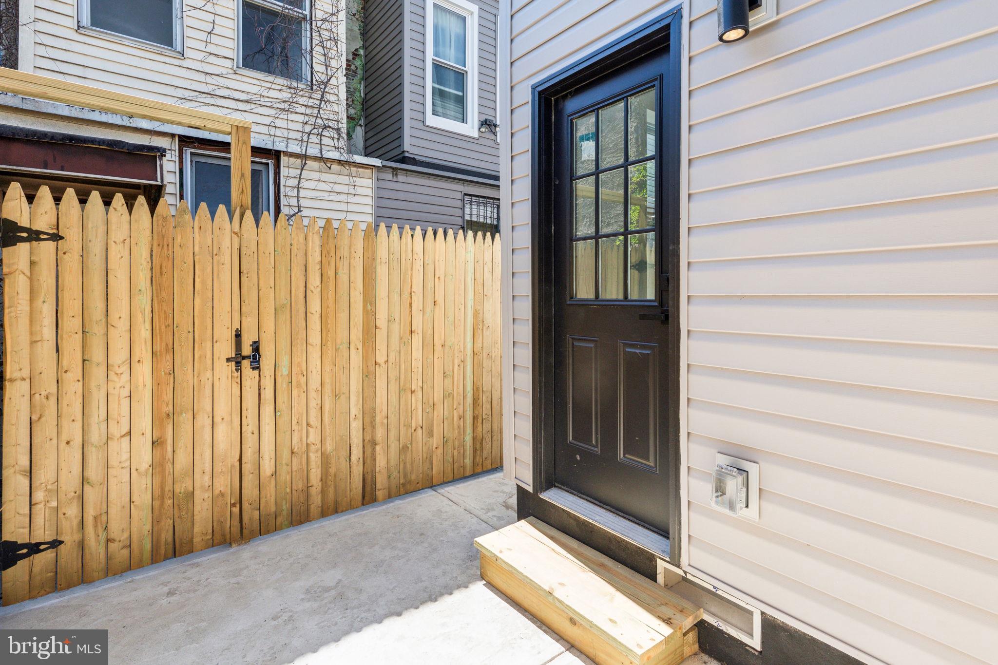 EAST KENSINGTON - Residential