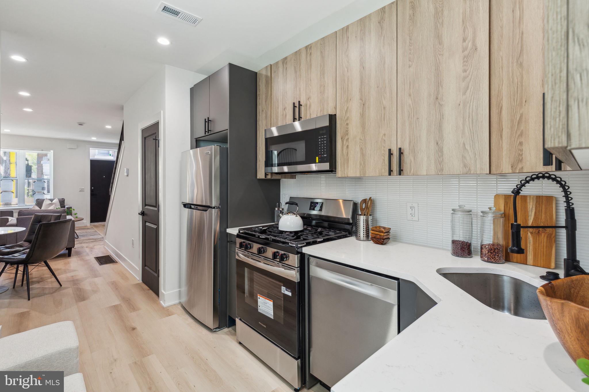 EAST KENSINGTON - Residential