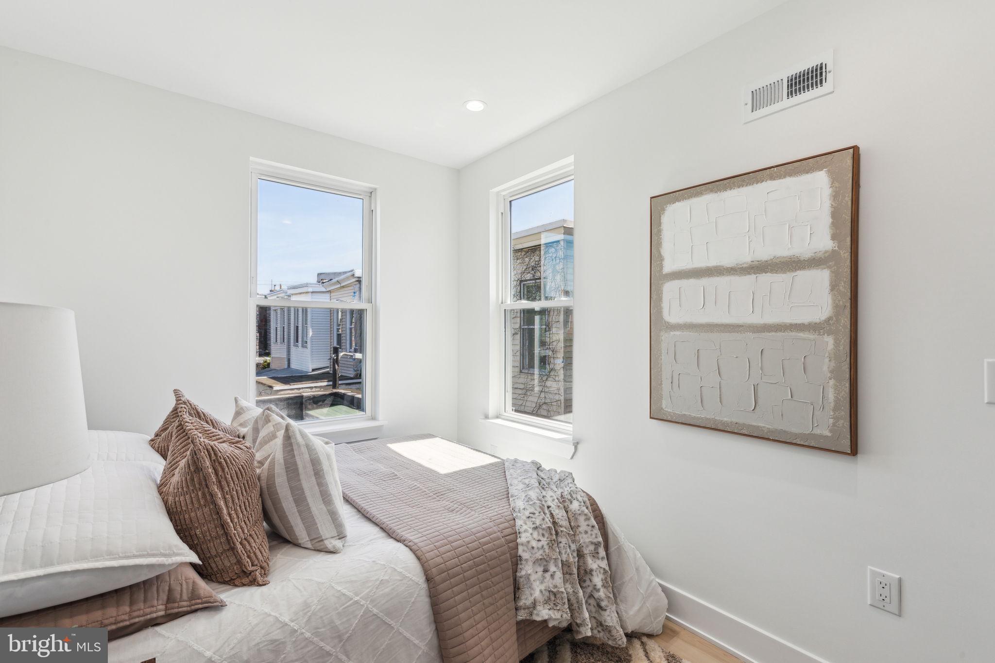 EAST KENSINGTON - Residential